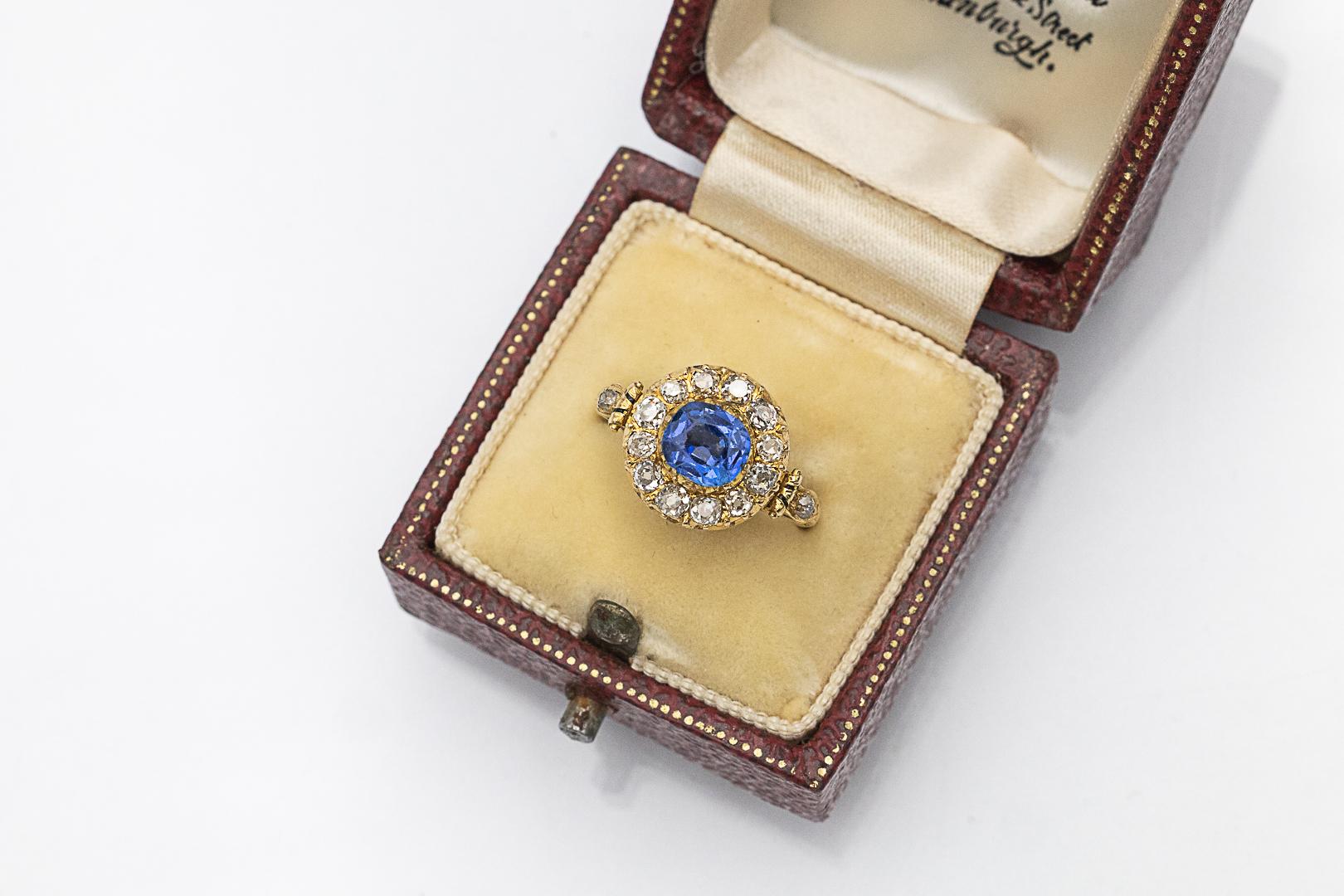 Edoardiano Gold ring from early 20th century with natural sapphire and diamonds. in vendita