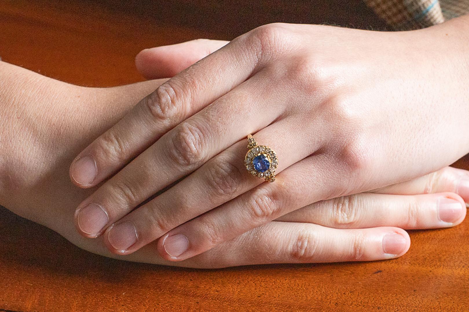 Taglio ovale Gold ring from early 20th century with natural sapphire and diamonds. in vendita