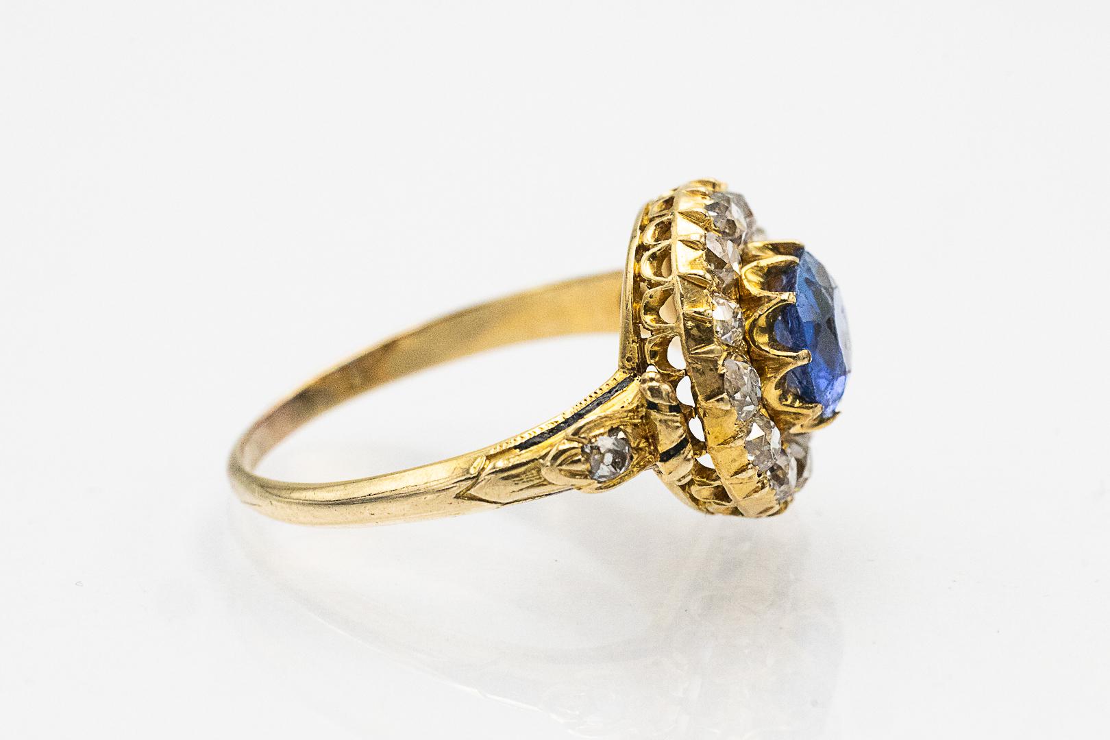 Gold ring from early 20th century with natural sapphire and diamonds. in vendita 2
