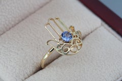 Goldring „Hamsa“ von Hand mit Tansanit in der Mitte und Diamanten