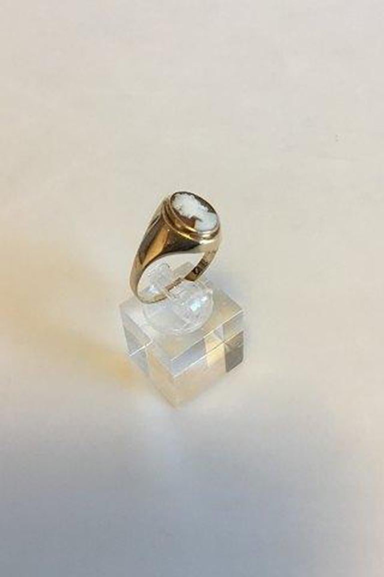 Gold ring in 14 K with Camée. 

Ring Size 59 / US 9. Weighs 2.9 g / 0.10 oz.