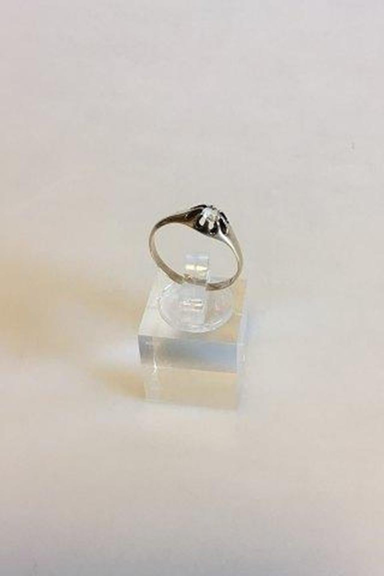 Gold Ring in 8 K with white saphire.

Ring size 56 / US 8. Weighs 1.4 g / 0.05 oz.
  