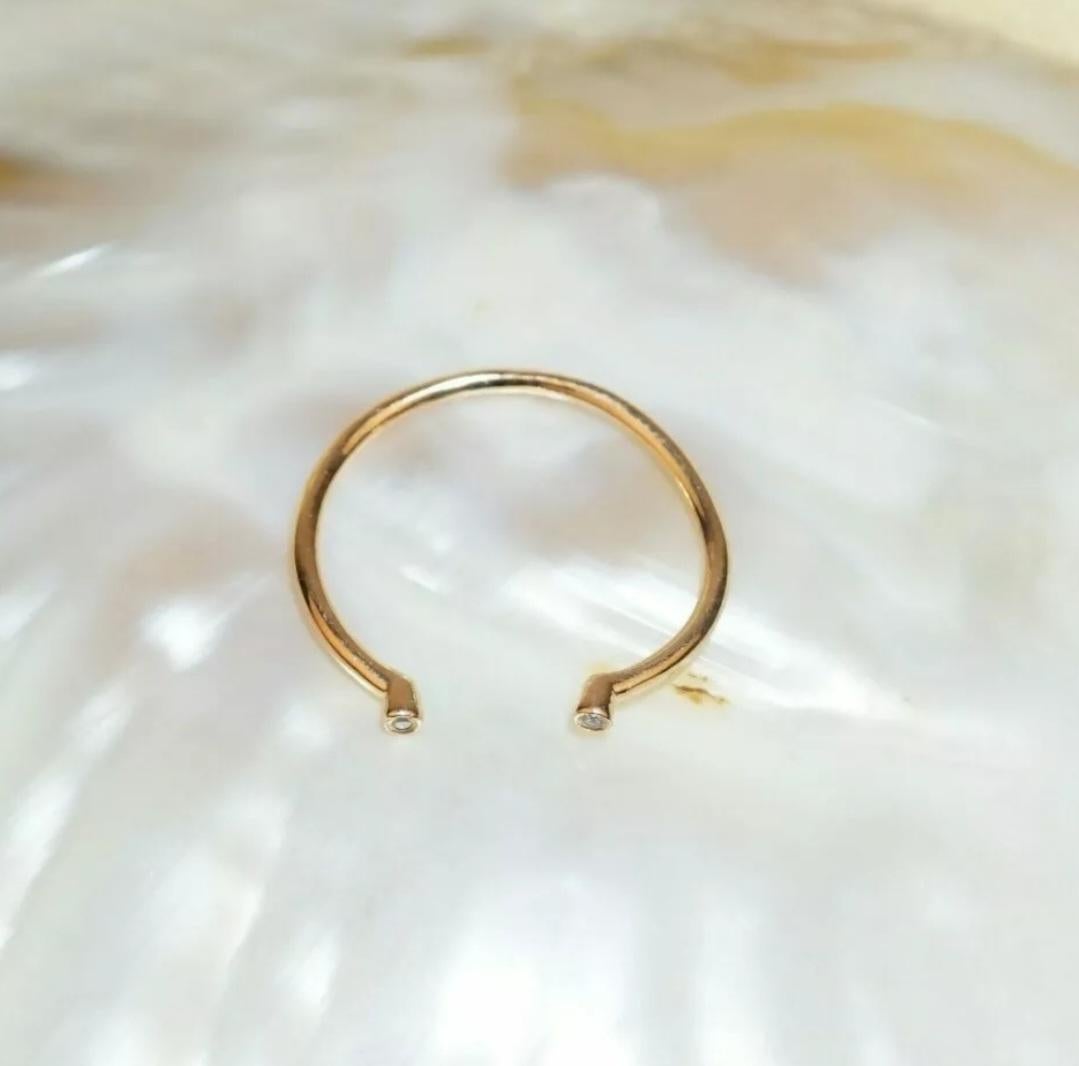 Taglio rotondo Anello d'oro aperto A. Stone bianco 14 carati Fascia di diamanti di fidanzamento Donna Fascia di anelli sottili in vendita