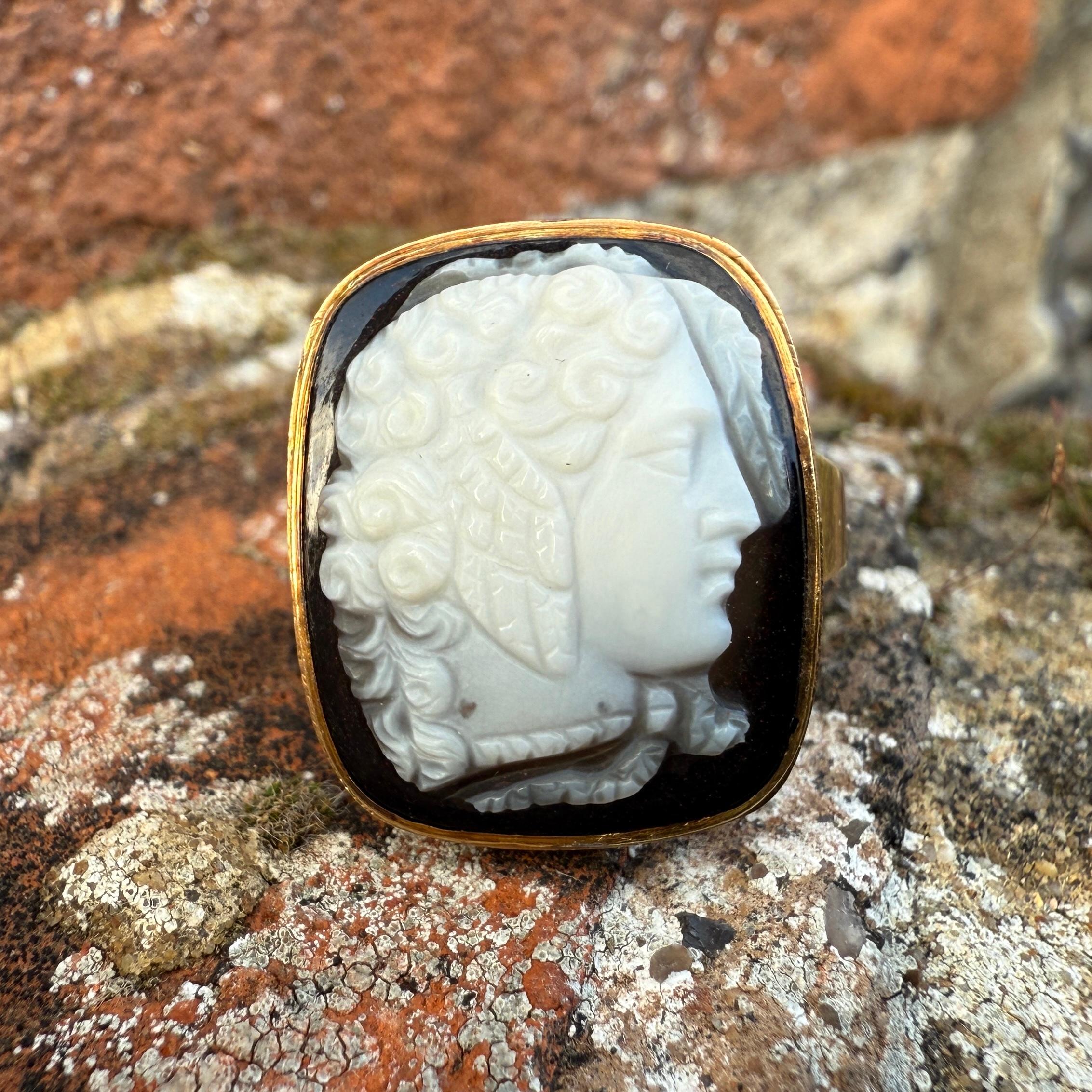Gold Ring Set with a 19th Century Sardonyx Cameo of Medusa. 3