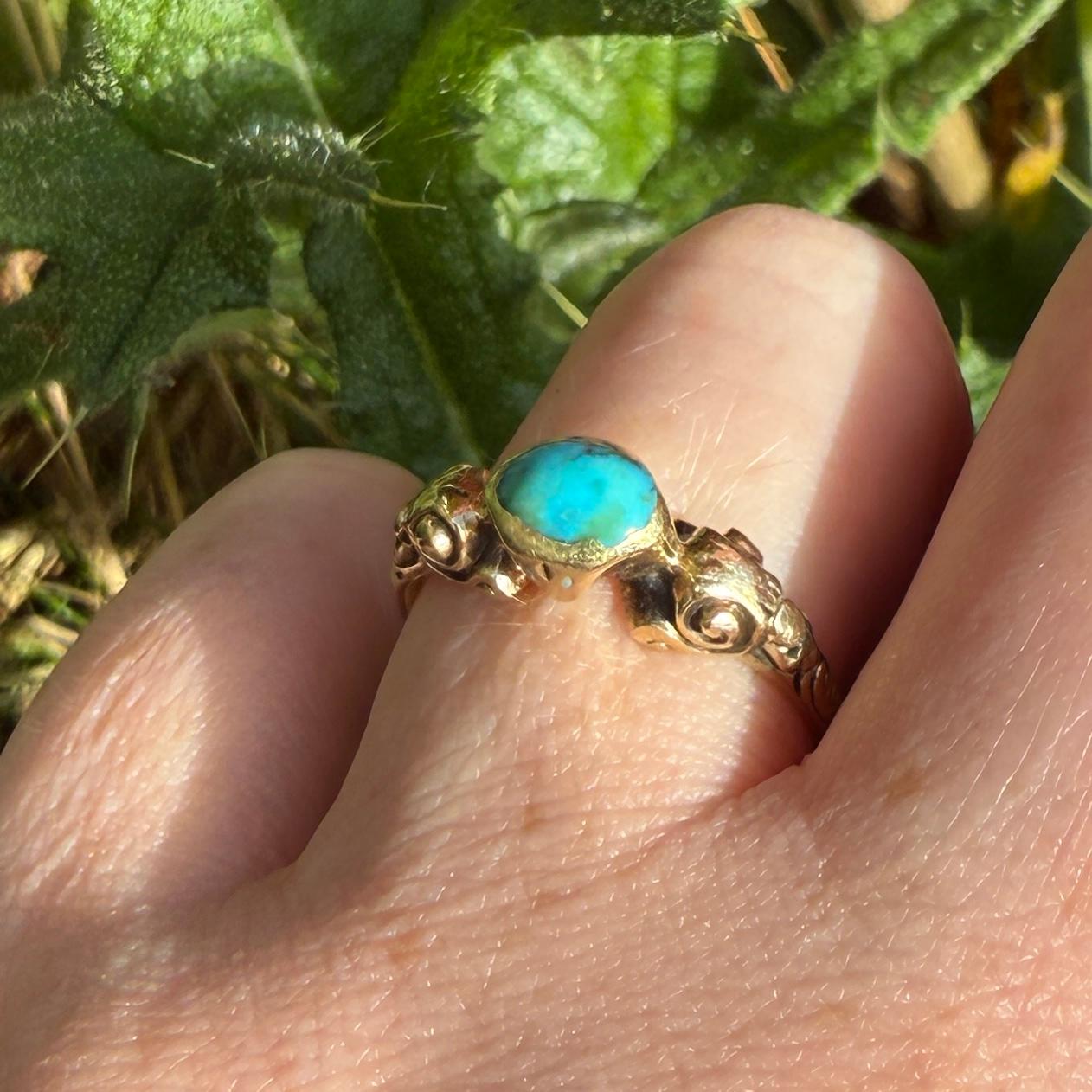 Anello in oro con turchese cabochon. Europa occidentale, inizio del XVII secolo. in vendita 8