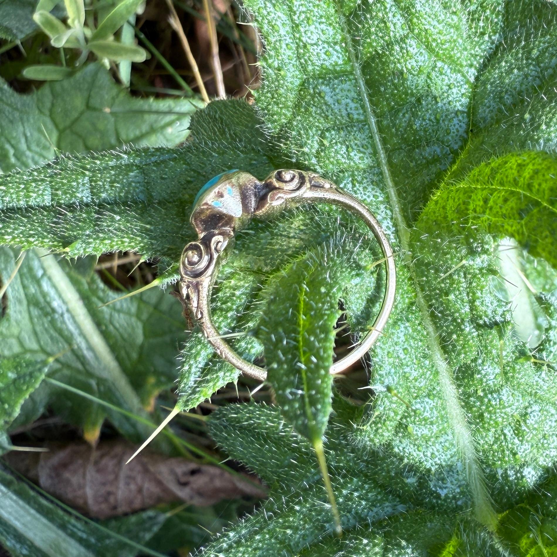 Anello in oro con turchese cabochon. Europa occidentale, inizio del XVII secolo. In condizioni discrete in vendita a London, GB