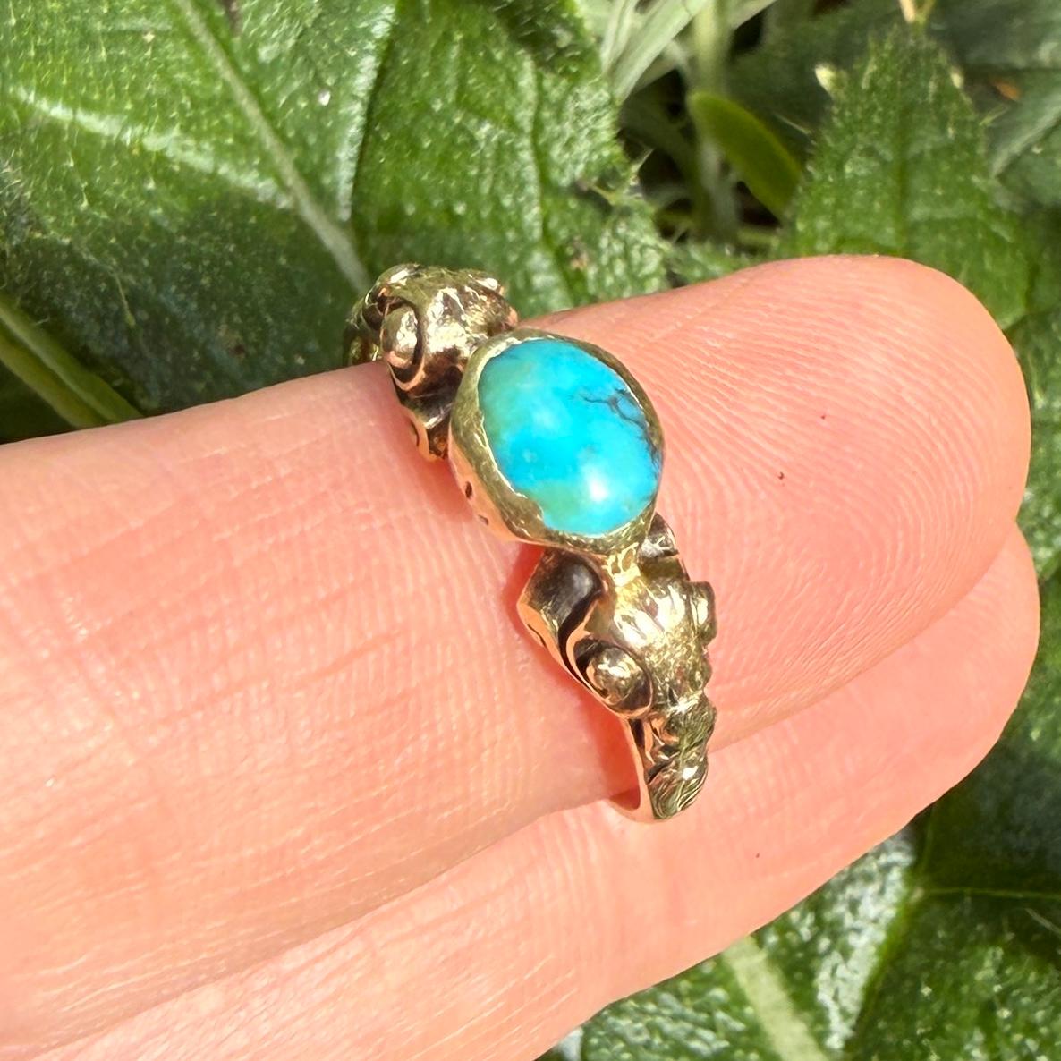 Anello in oro con turchese cabochon. Europa occidentale, inizio del XVII secolo. in vendita 1