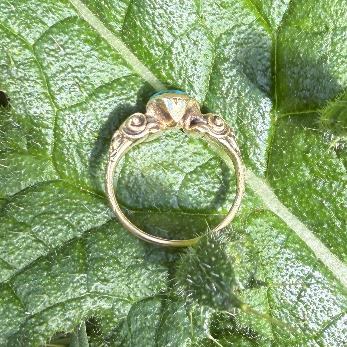 Anello in oro con turchese cabochon. Europa occidentale, inizio del XVII secolo. in vendita 2