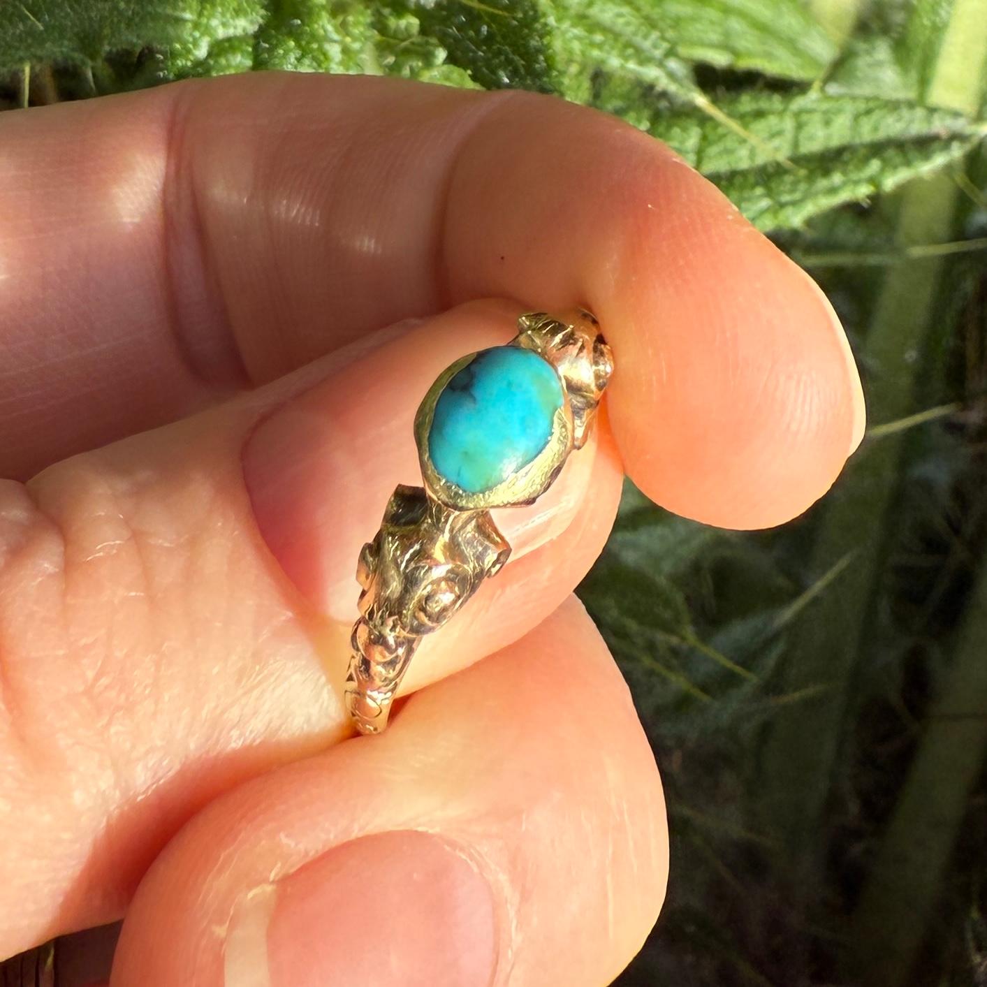 Anello in oro con turchese cabochon. Europa occidentale, inizio del XVII secolo. in vendita 5