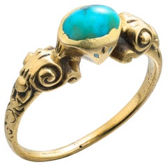 Bague en or sertie d
une turquoise cabochon. Europe occidentale, début du XVIIe siècle.