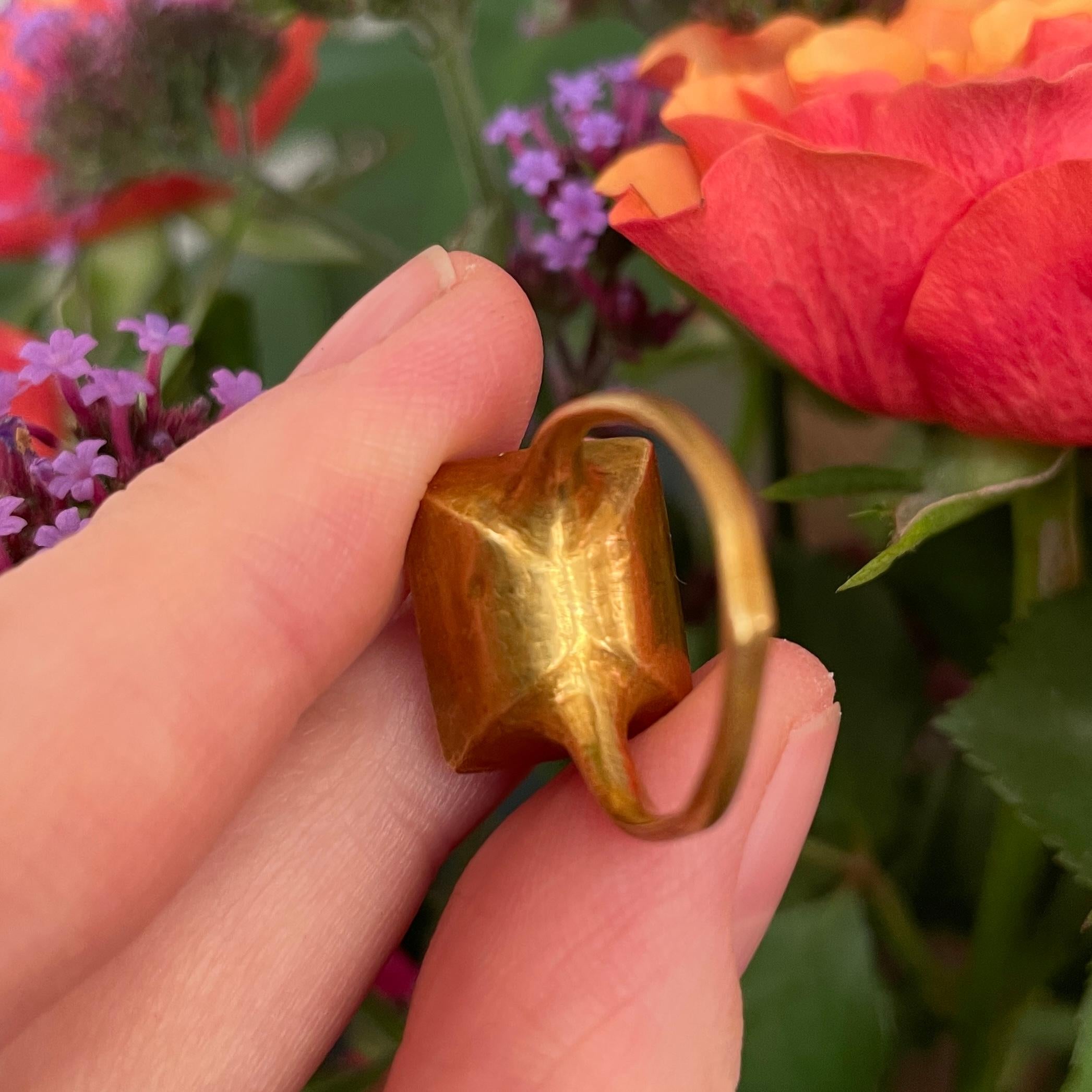 Anillo de oro engastado con una espinela roja talla tabla en un bisel de caja. España, siglo XVI. en venta 6