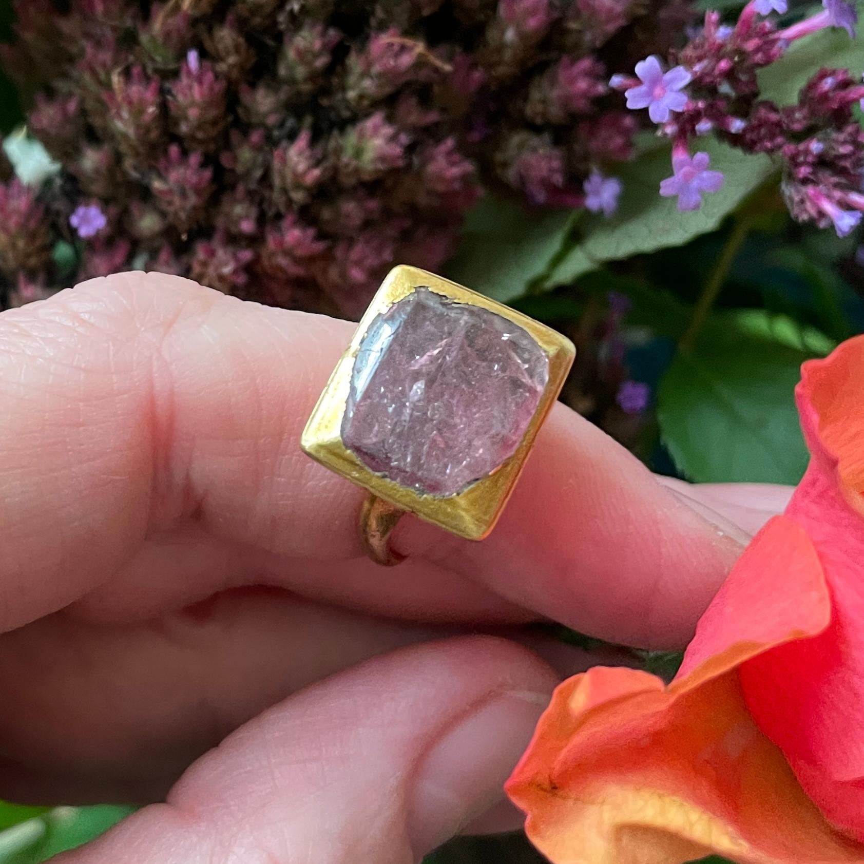 Anillo de oro engastado con una espinela roja talla tabla en un bisel de caja. España, siglo XVI. en venta 7