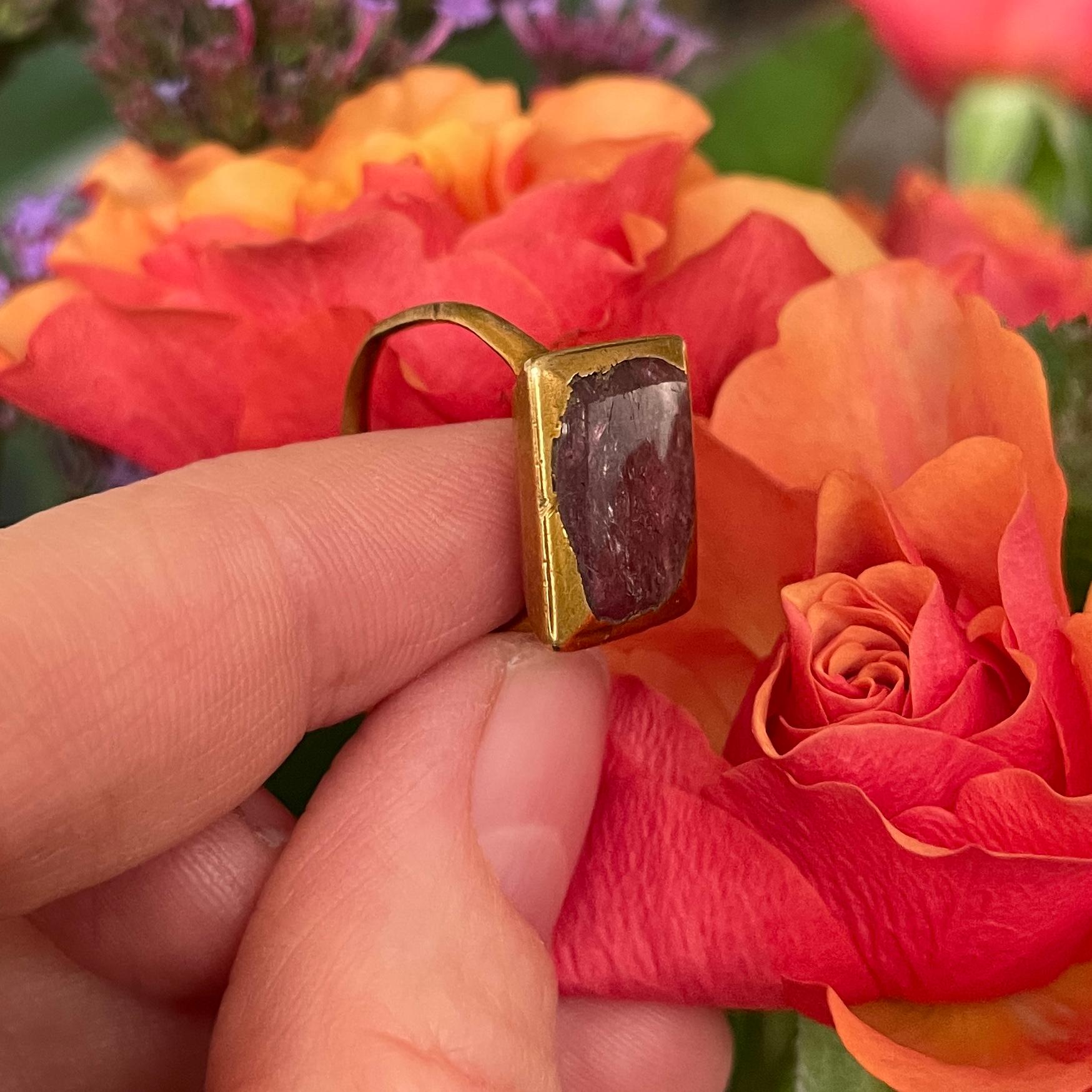 Anillo de oro engastado con una espinela roja talla tabla en un bisel de caja. España, siglo XVI. en venta 8