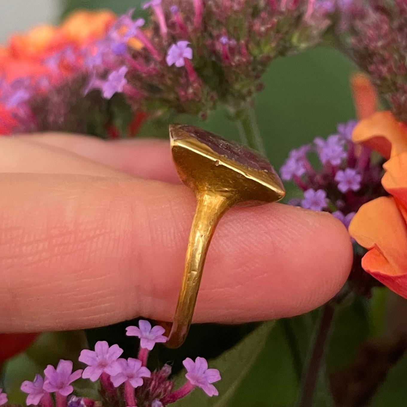 Anillo de oro engastado con una espinela roja talla tabla en un bisel de caja. España, siglo XVI. en venta 9