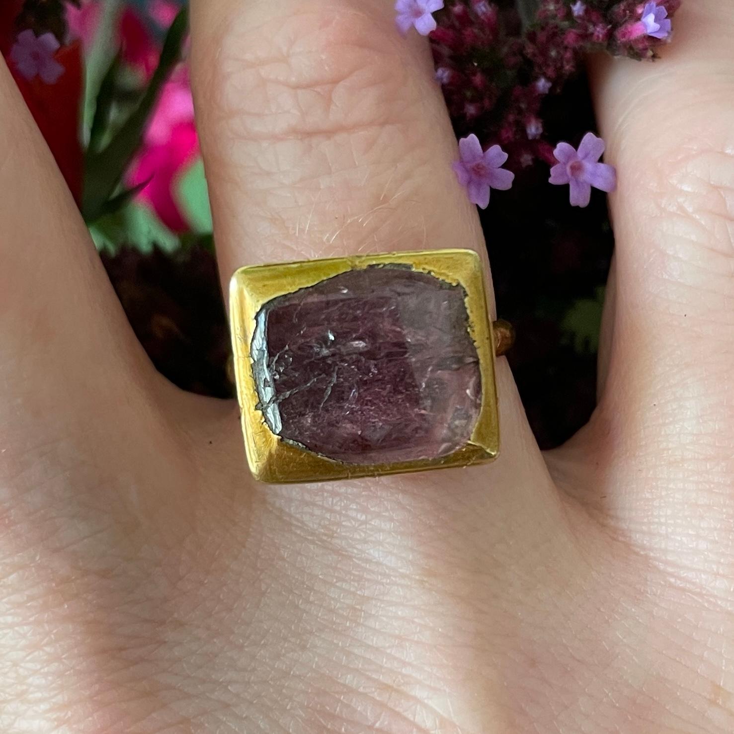 Anillo de oro engastado con una espinela roja talla tabla en un bisel de caja. España, siglo XVI. en venta 10