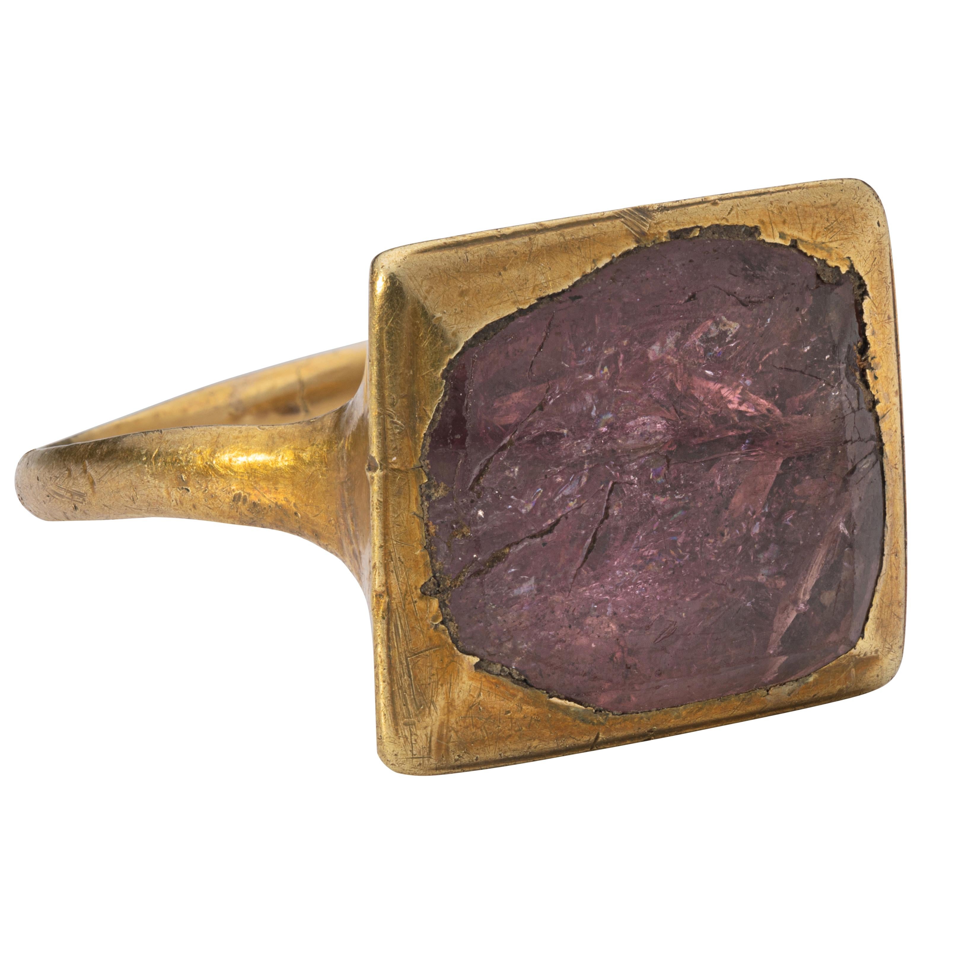Anillo de oro engastado con una espinela roja talla tabla en un bisel de caja.
 
España, siglo XVI.
 
Medidas
- Talla del anillo: UK M ½ / US 6.5 / EU 53
- Bisel: 1,6 × 1,4 cm
- Peso: 6.94 gramos
 
Descripción
Importante anillo de oro con un bisel