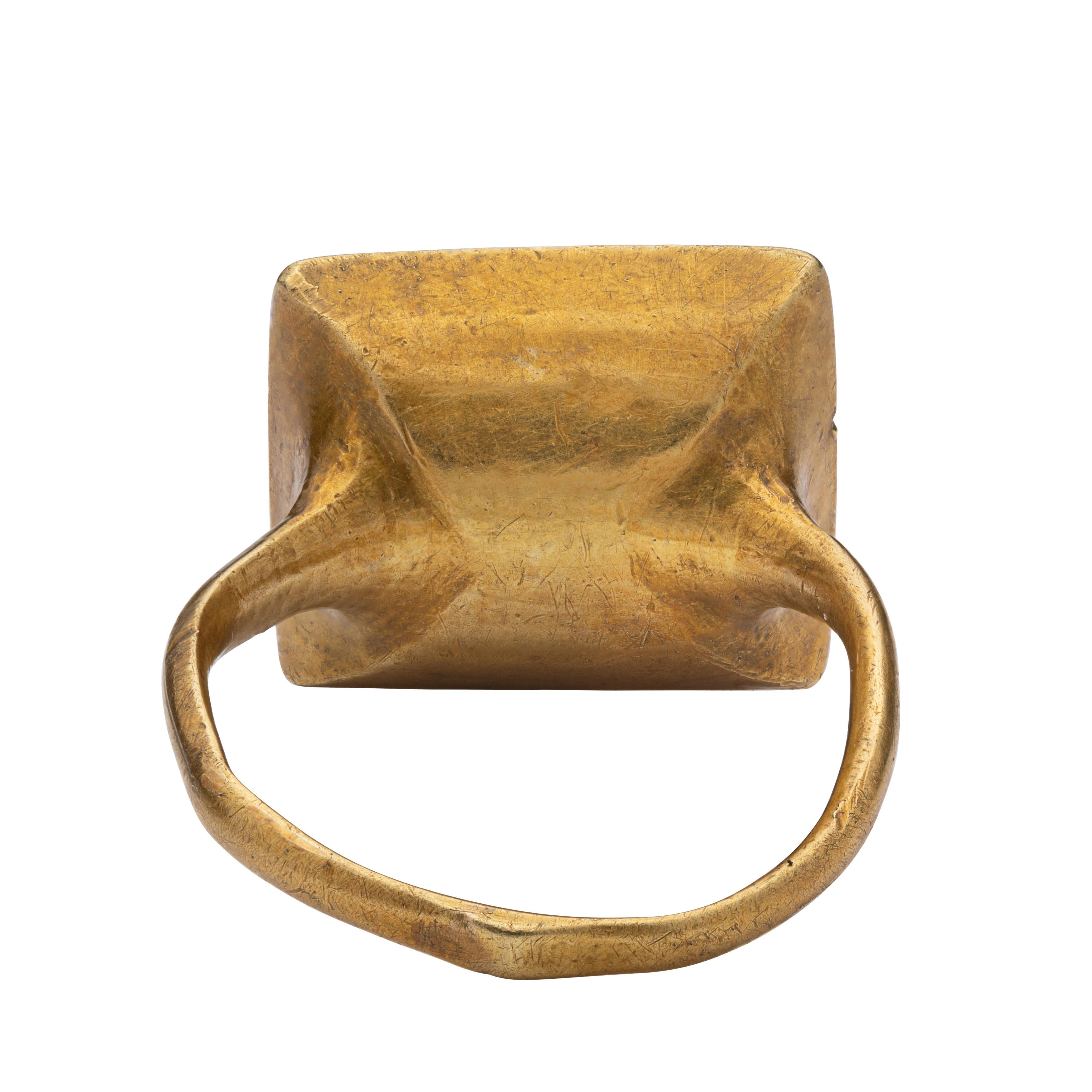 Anillo de oro engastado con una espinela roja talla tabla en un bisel de caja. España, siglo XVI. en Bastante bueno estado para la venta en London, GB