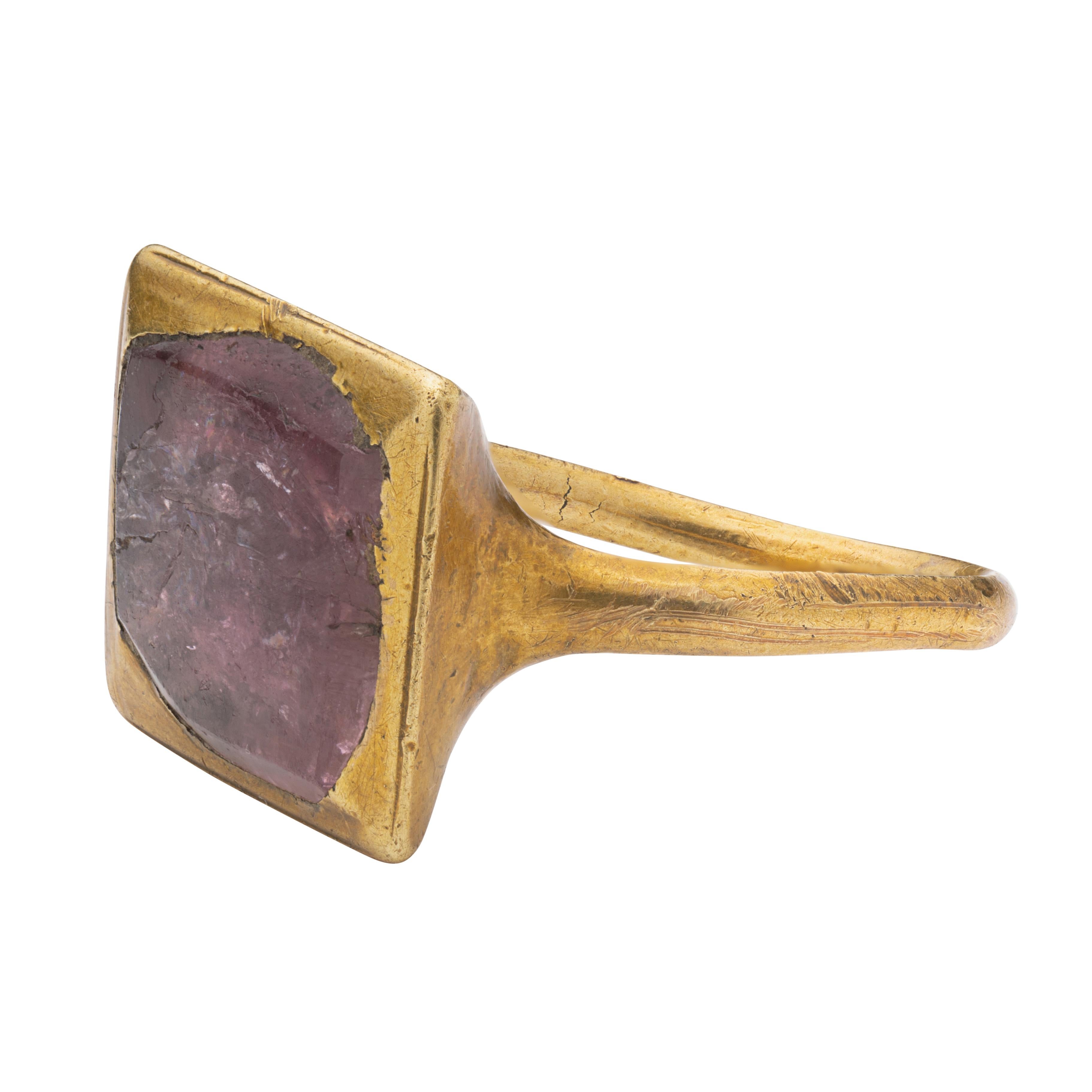 Femenino o masculino Anillo de oro engastado con una espinela roja talla tabla en un bisel de caja. España, siglo XVI. en venta