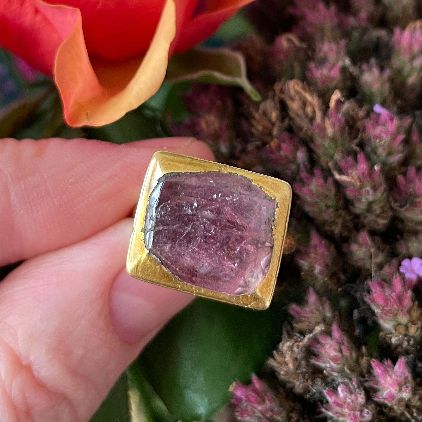 Anillo de oro engastado con una espinela roja talla tabla en un bisel de caja. España, siglo XVI. en venta 1