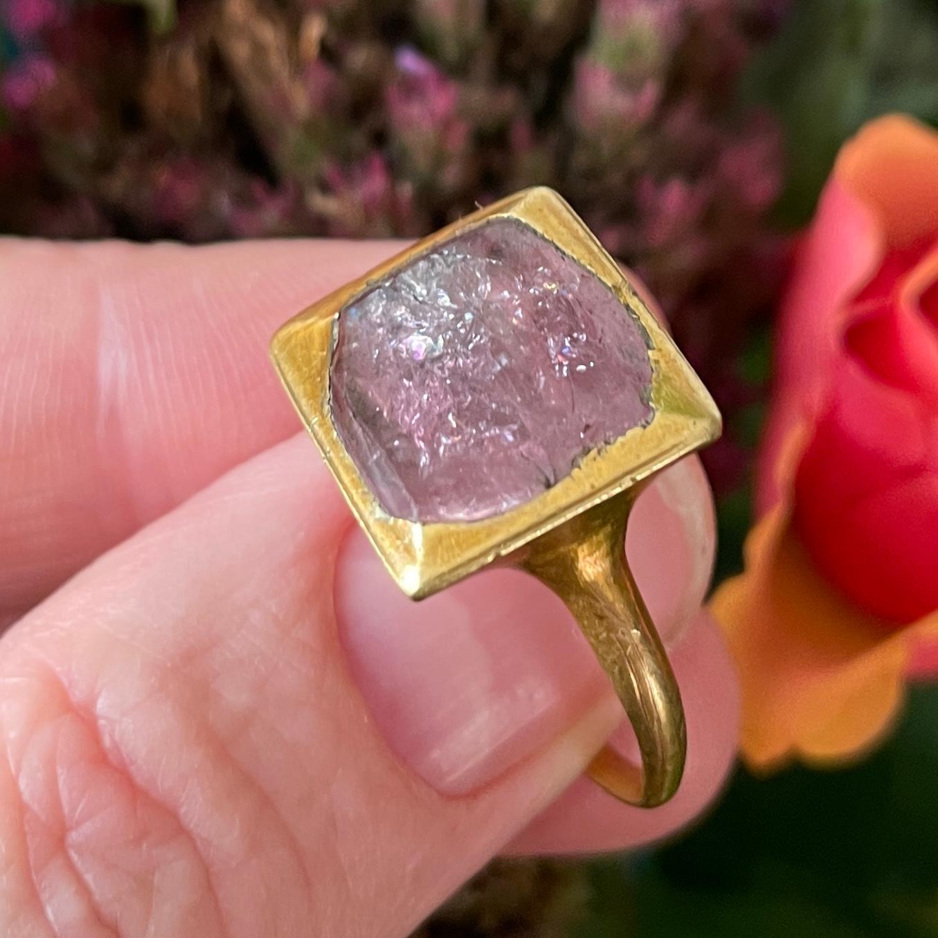Anillo de oro engastado con una espinela roja talla tabla en un bisel de caja. España, siglo XVI. en venta 3