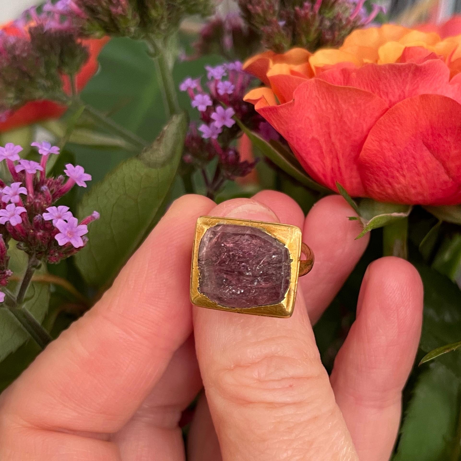 Anillo de oro engastado con una espinela roja talla tabla en un bisel de caja. España, siglo XVI. en venta 5