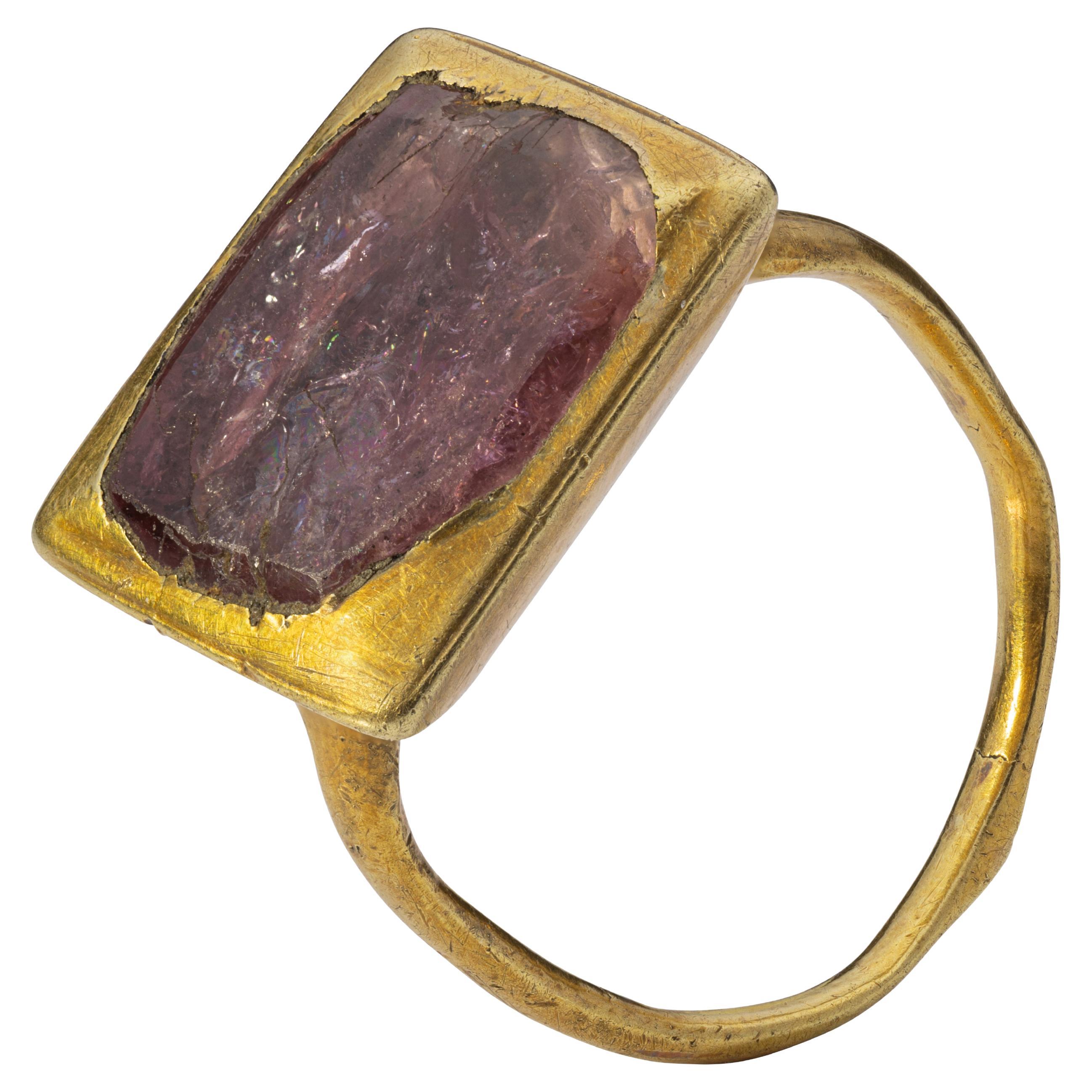 Anillo de oro engastado con una espinela roja talla tabla en un bisel de caja. España, siglo XVI. en venta