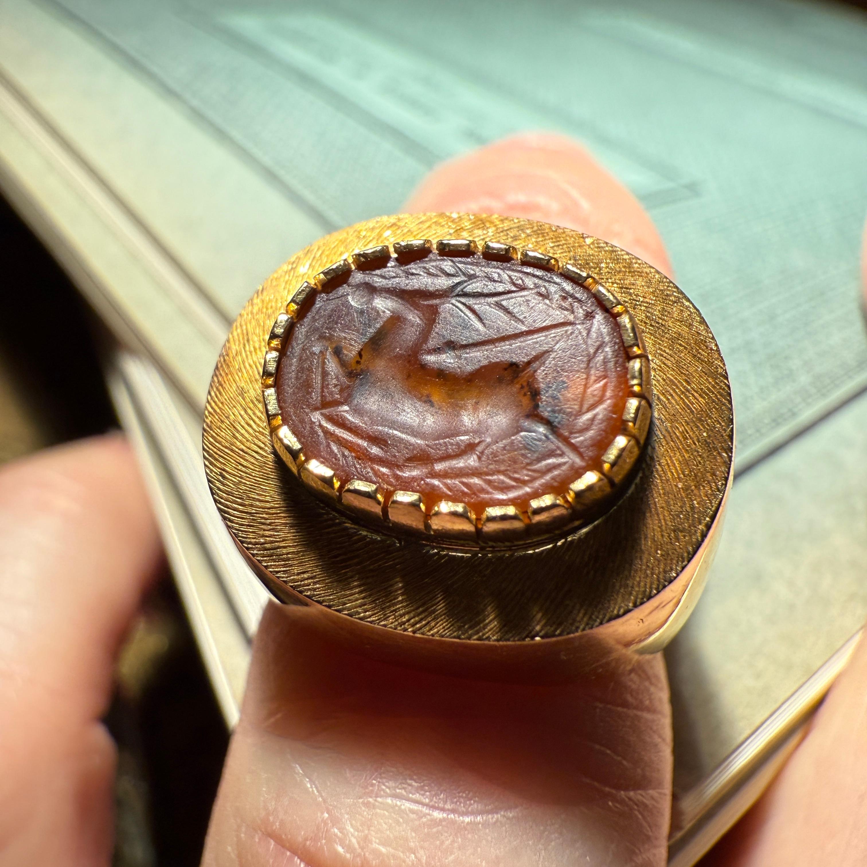 Gold Ring Set with an Ancient Carnelian Scarab Depicting a Deer Hunt. in vendita 6