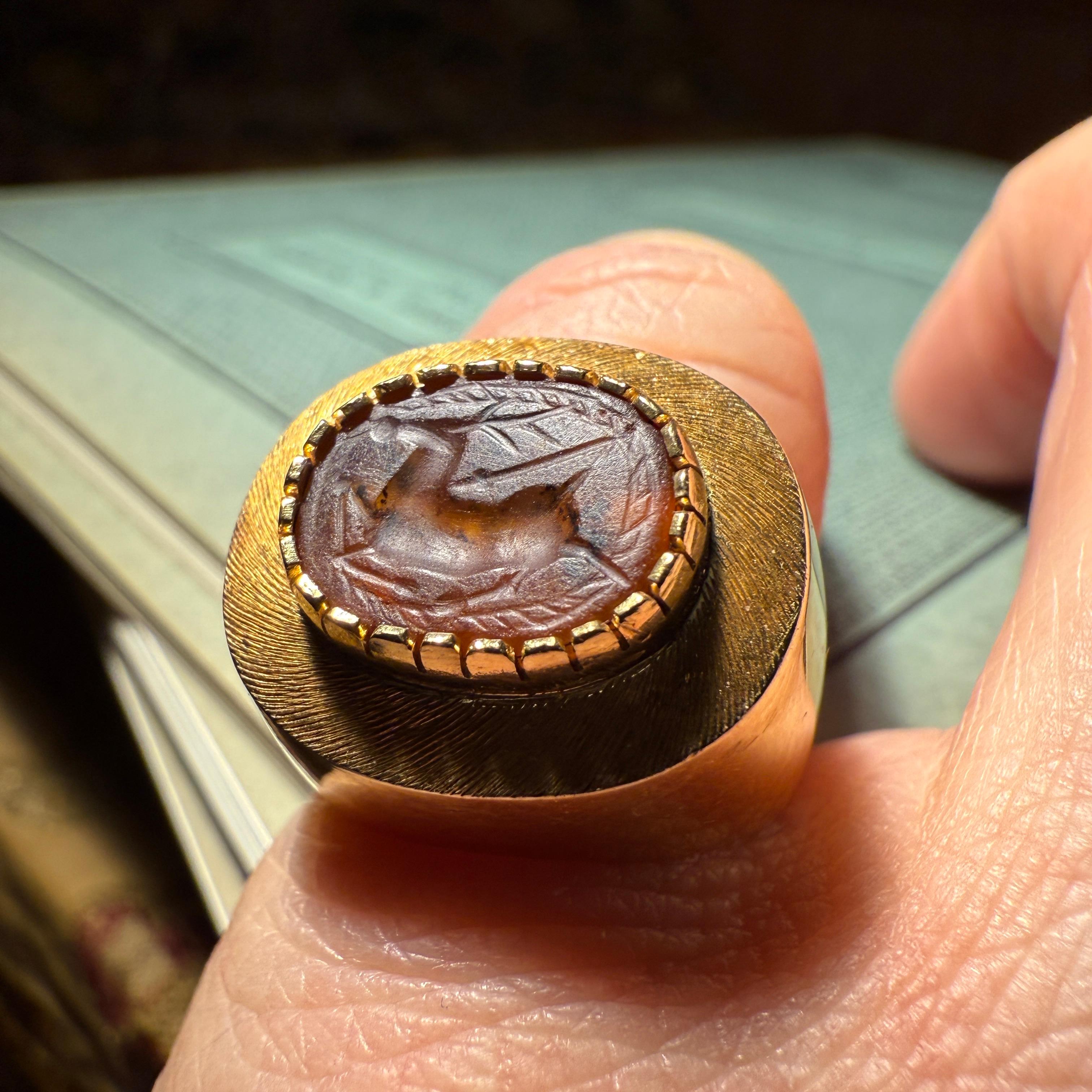 Gold Ring Set with an Ancient Carnelian Scarab Depicting a Deer Hunt. in vendita 7