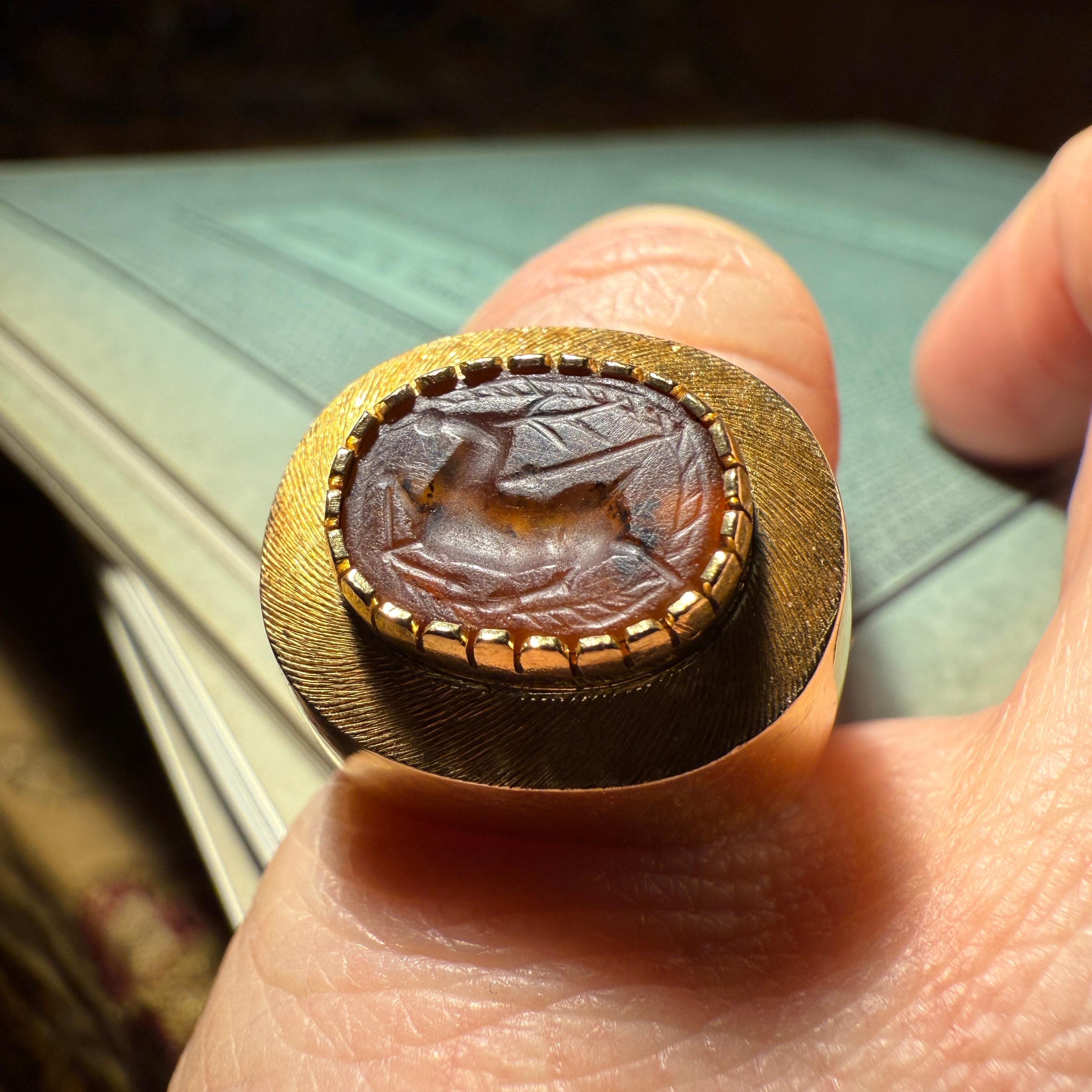 Gold Ring Set with an Ancient Carnelian Scarab Depicting a Deer Hunt. in vendita 8