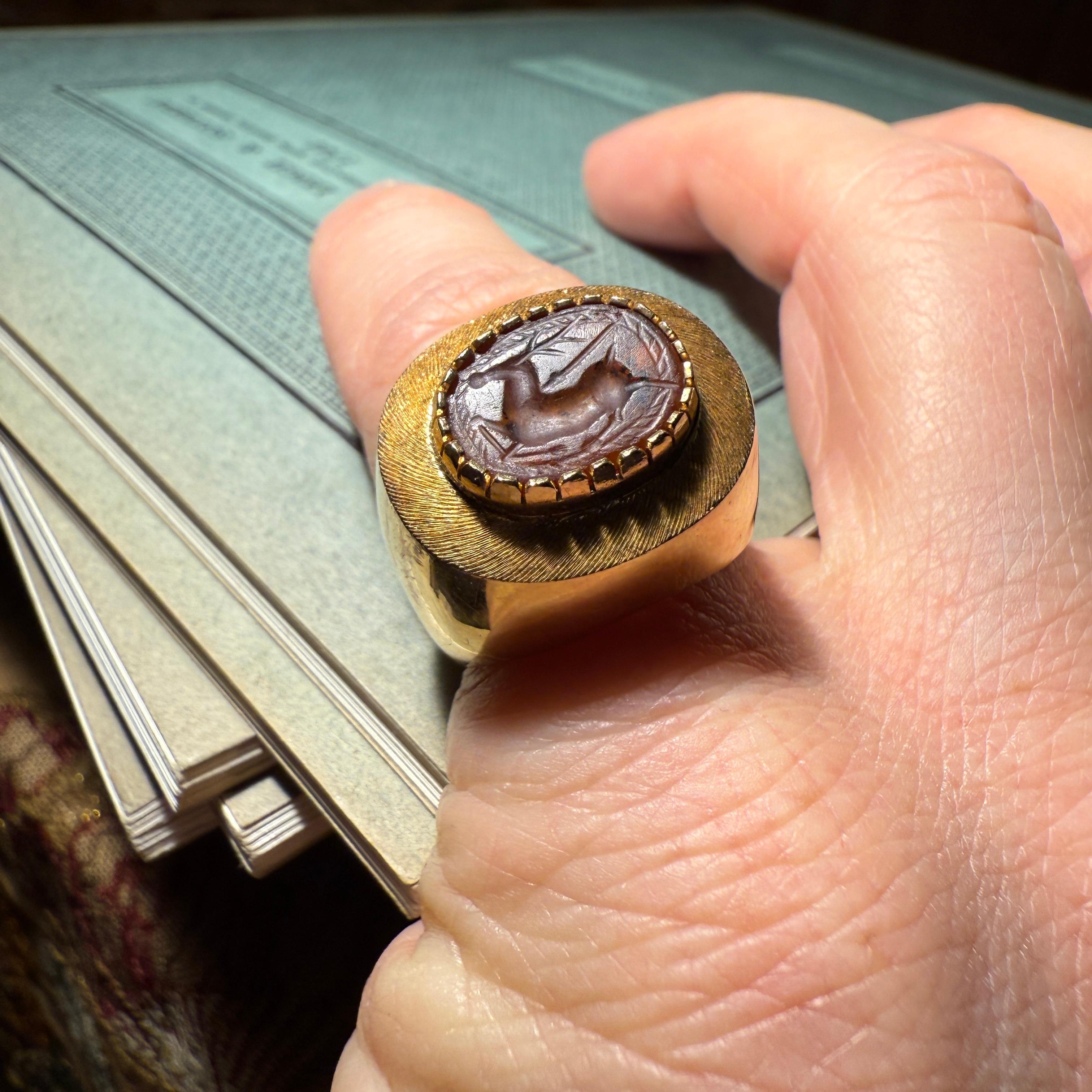 Gold Ring Set with an Ancient Carnelian Scarab Depicting a Deer Hunt. in vendita 10