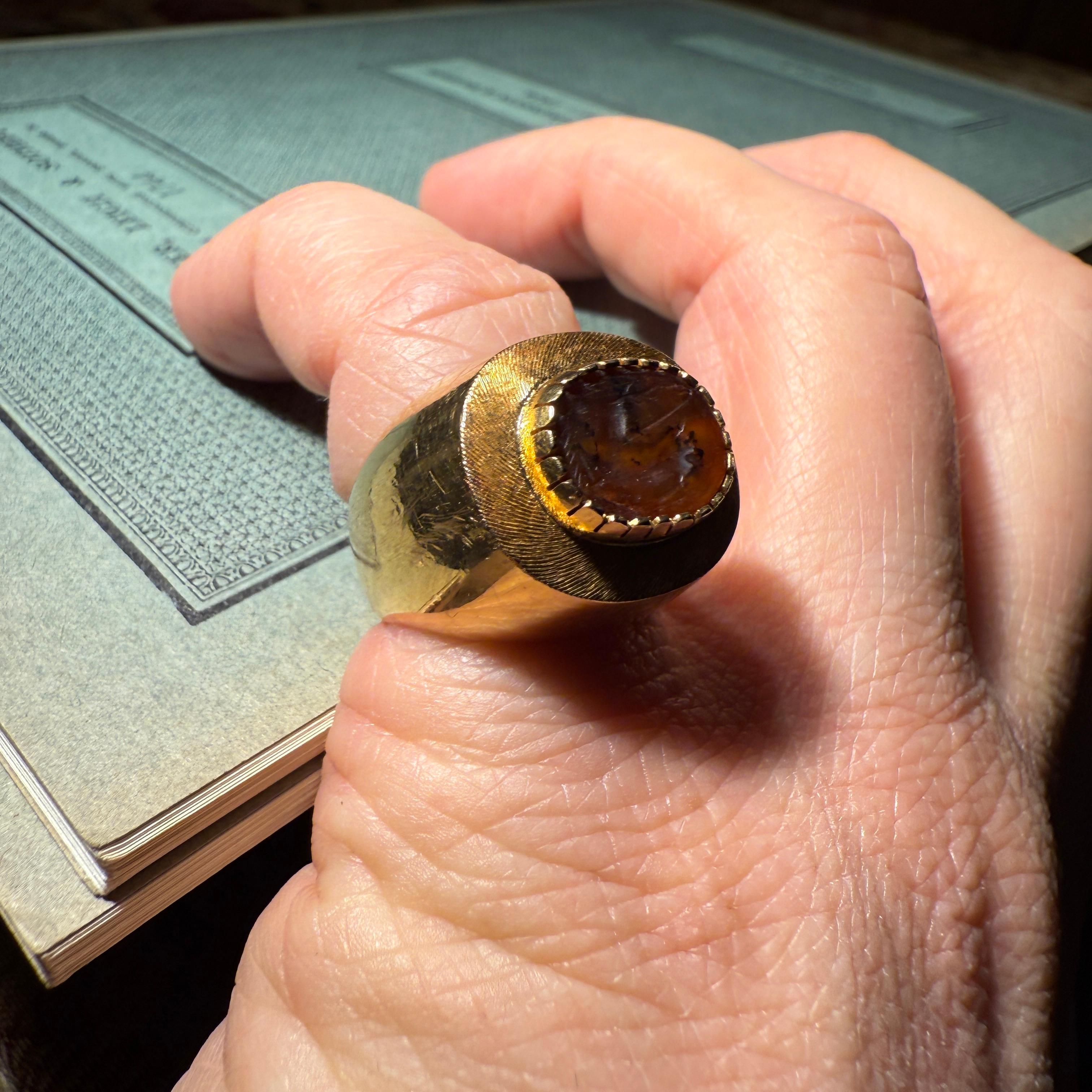 Gold Ring Set with an Ancient Carnelian Scarab Depicting a Deer Hunt. in vendita 11