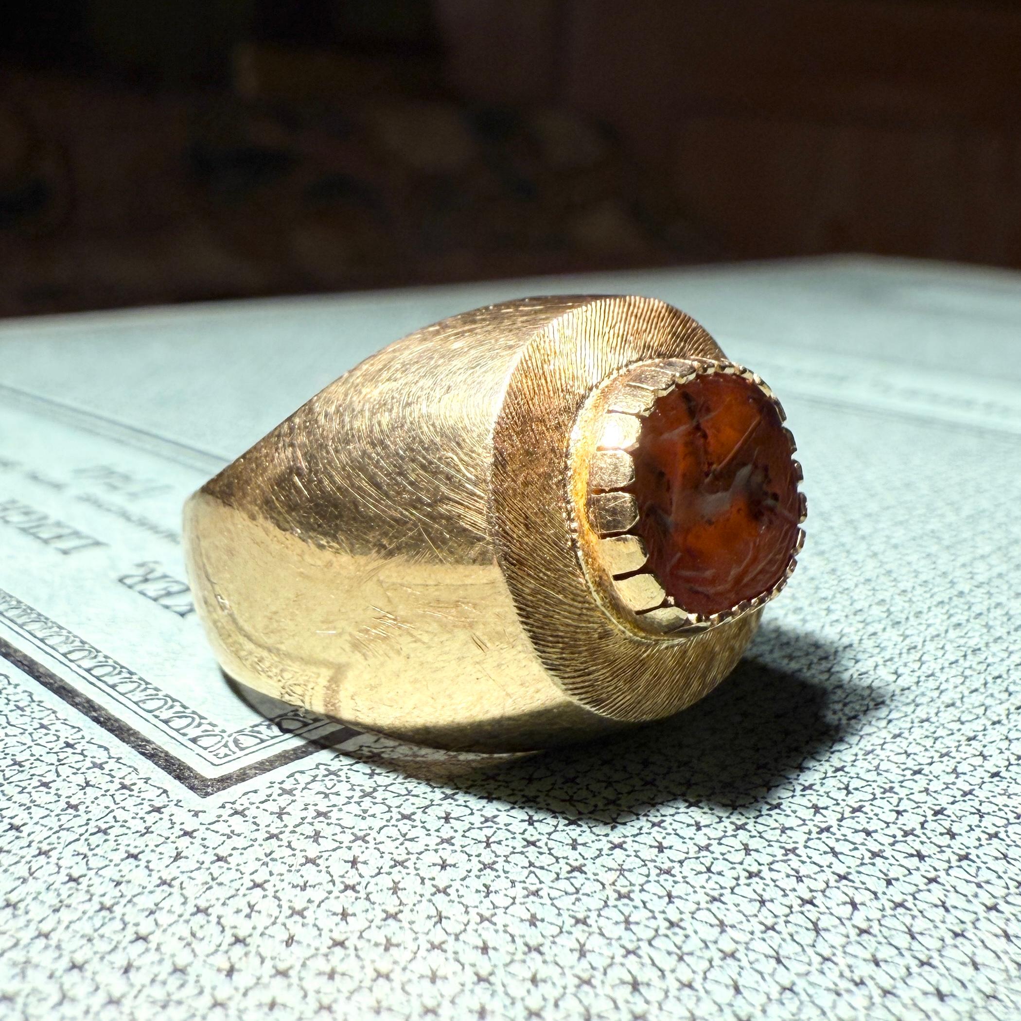 da uomo o donna Gold Ring Set with an Ancient Carnelian Scarab Depicting a Deer Hunt. in vendita