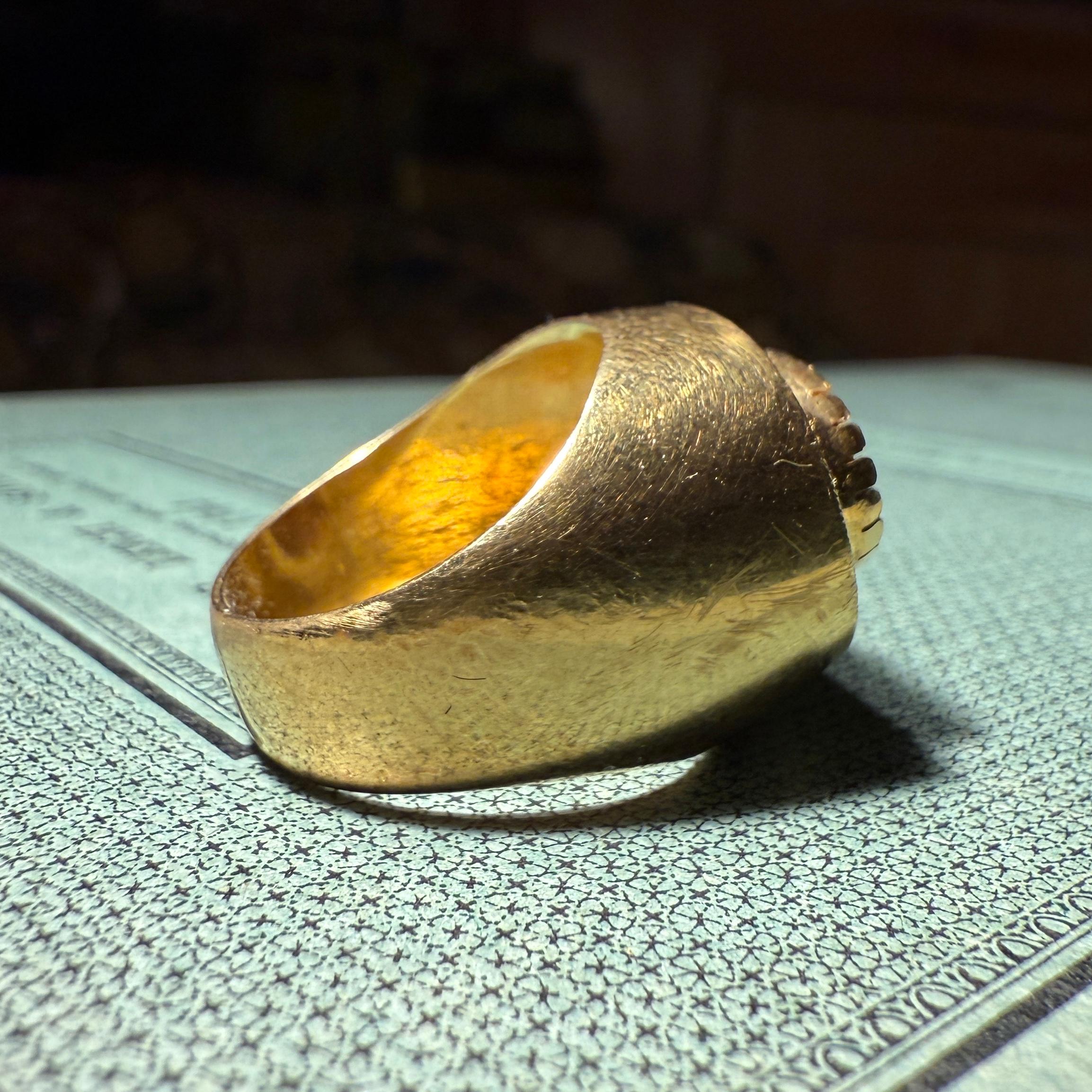 Gold Ring Set with an Ancient Carnelian Scarab Depicting a Deer Hunt. in vendita 1