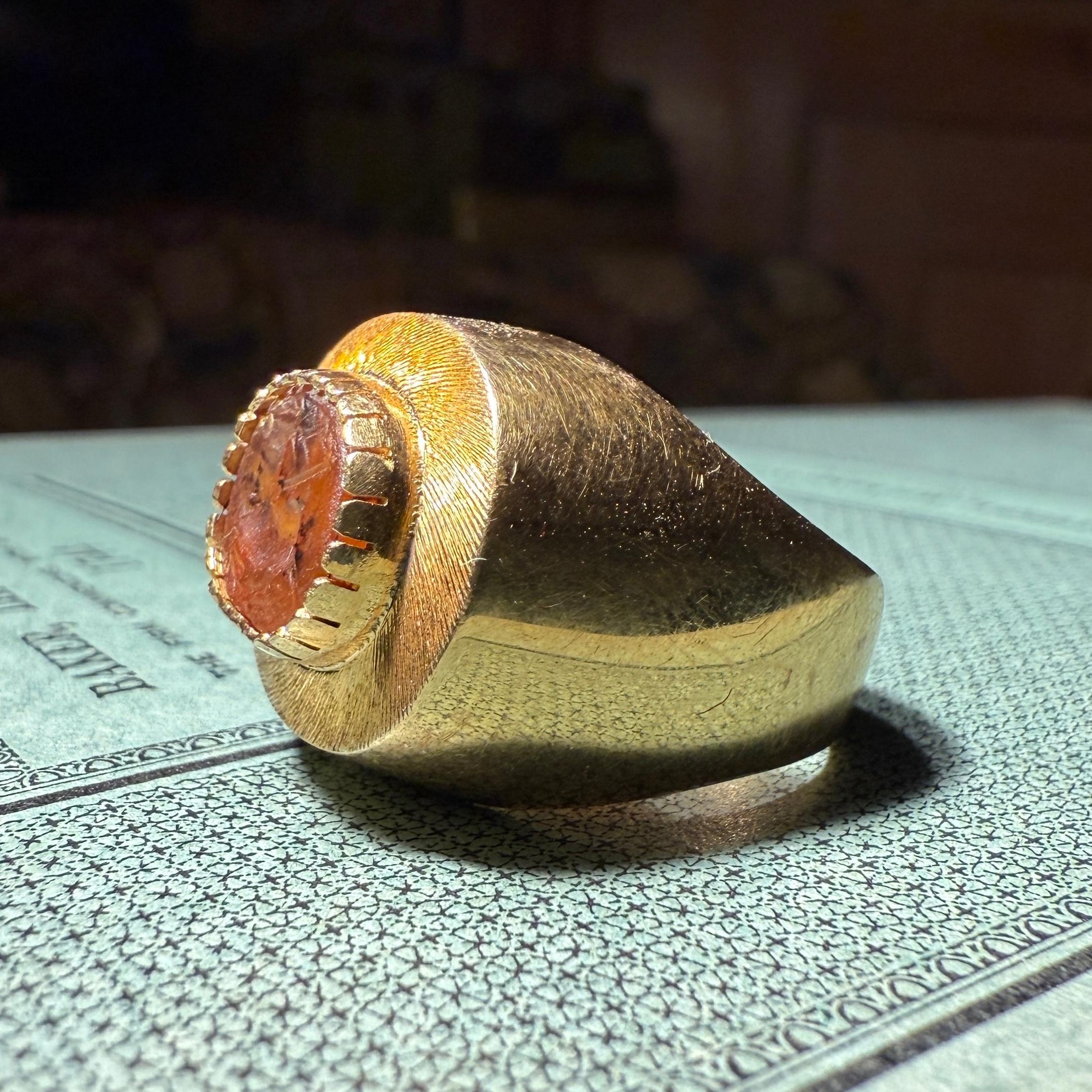 Gold Ring Set with an Ancient Carnelian Scarab Depicting a Deer Hunt. in vendita 4