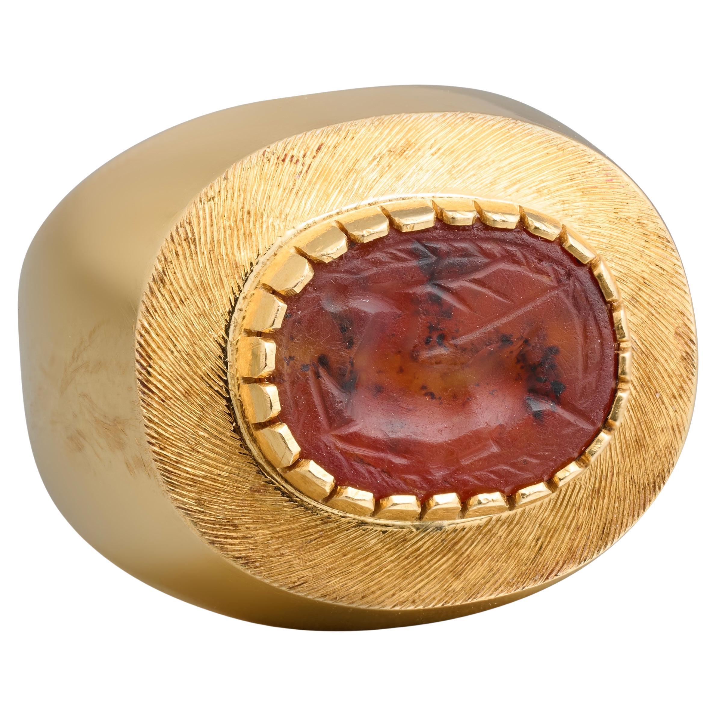 Gold Ring Set with an Ancient Carnelian Scarab Depicting a Deer Hunt. in vendita