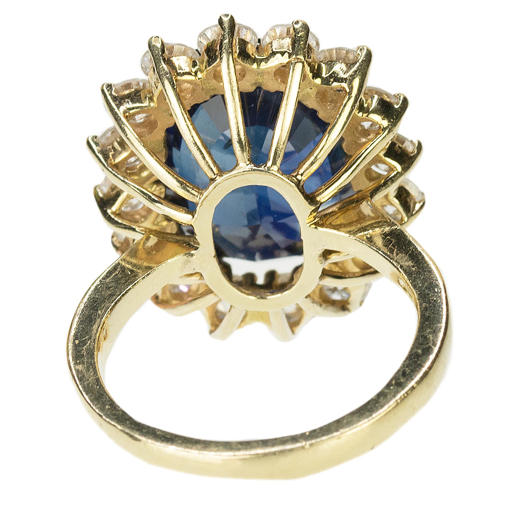 Oval Cut Gold Ring with 8, 86 Carat AGL Certified Sapphire