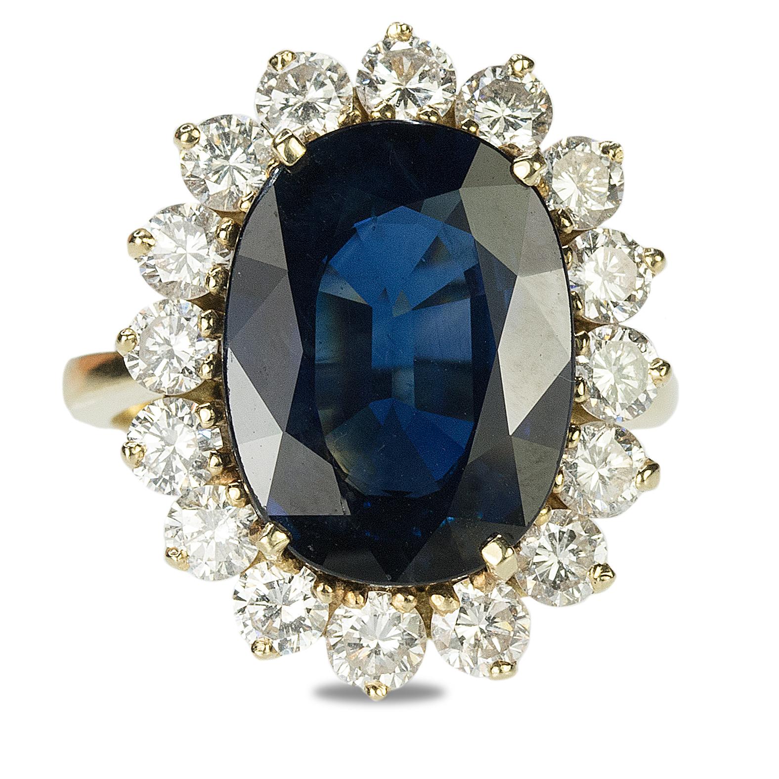 Gold Ring with 8, 86 Carat AGL Certified Sapphire In Excellent Condition In Sarasota, FL