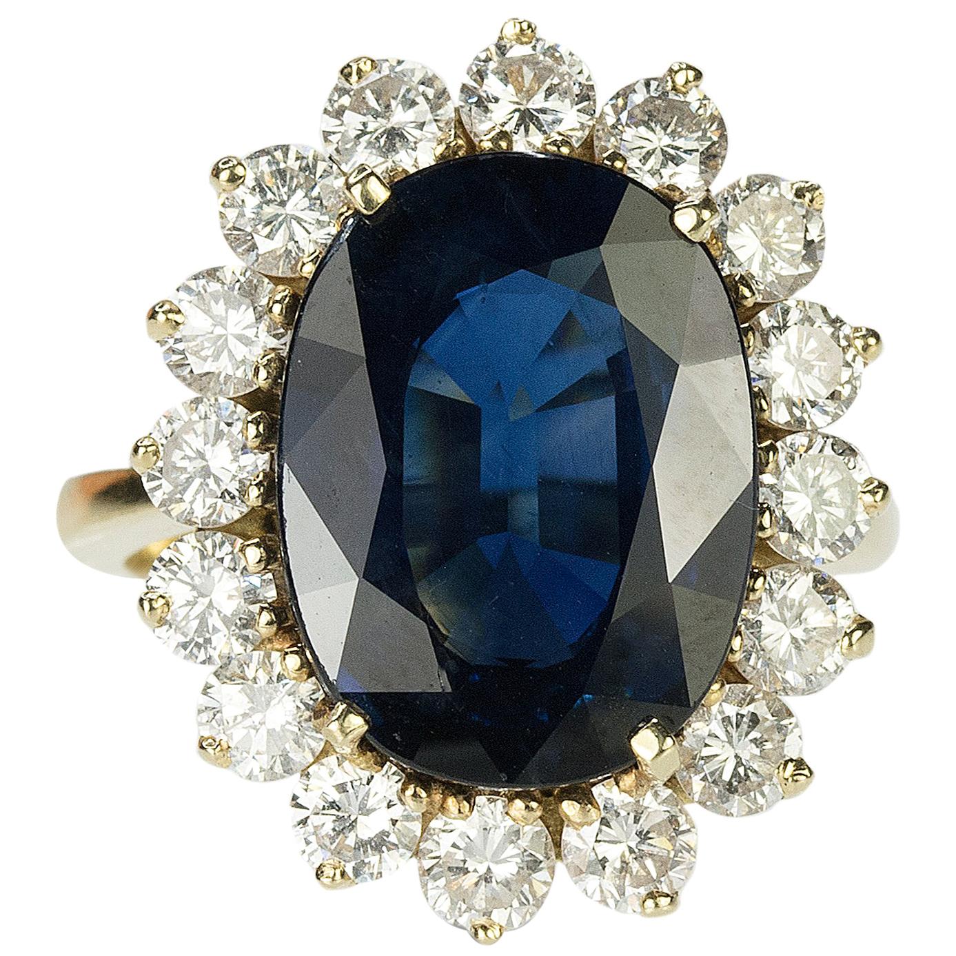 Gold Ring with 8, 86 Carat AGL Certified Sapphire