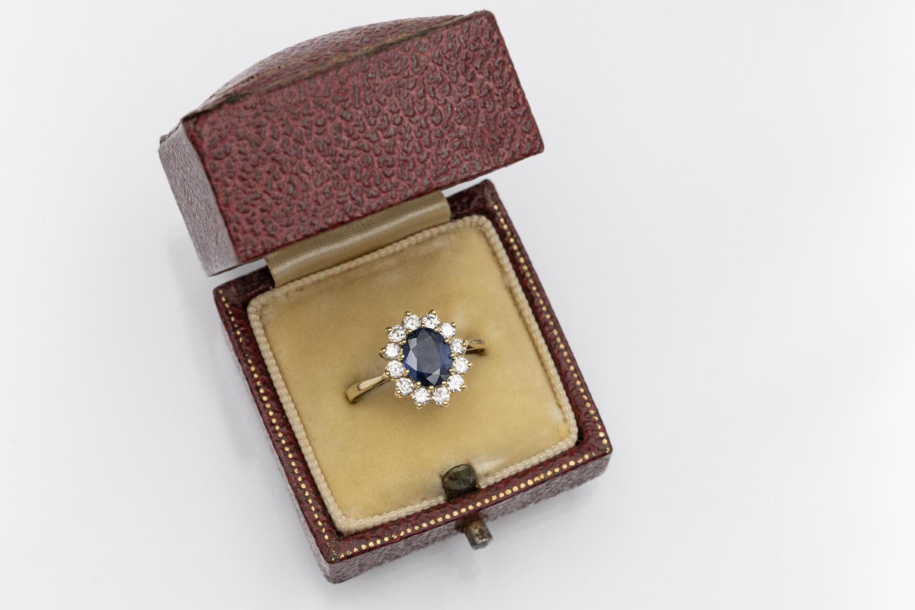 Bague en or avec un saphir naturel de 1,10 ct et des diamants en vente 4