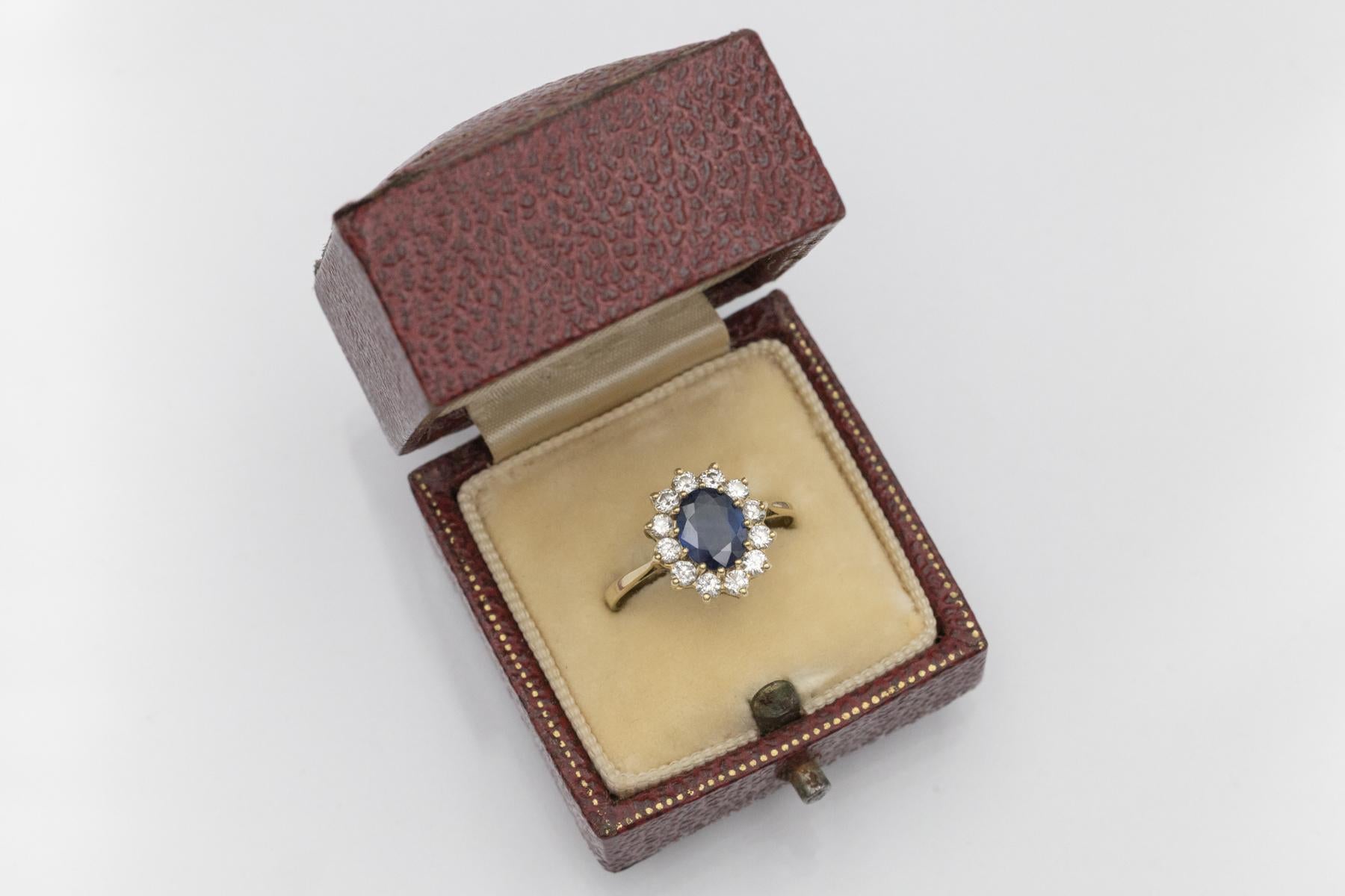 Bague classique en saphir et diamant de couleur pourpre, réalisée en or jaune 14 carats (0,585).

Serti au centre d'un saphir naturel d'un beau bleu profond pesant environ 1,10 ct.

Douze diamants d'un poids total d'environ 0,60 ct (pureté VS1,