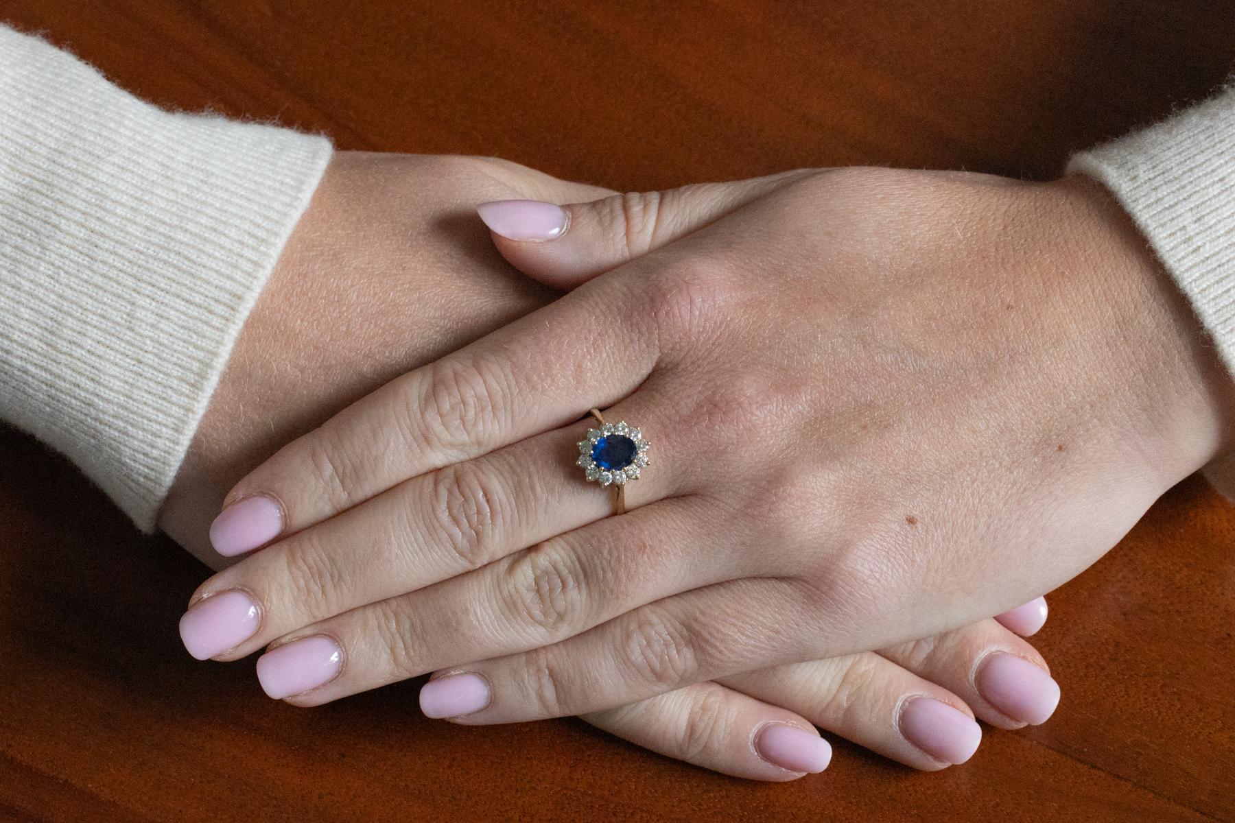 Moderne Bague en or avec un saphir naturel de 1,10 ct et des diamants en vente