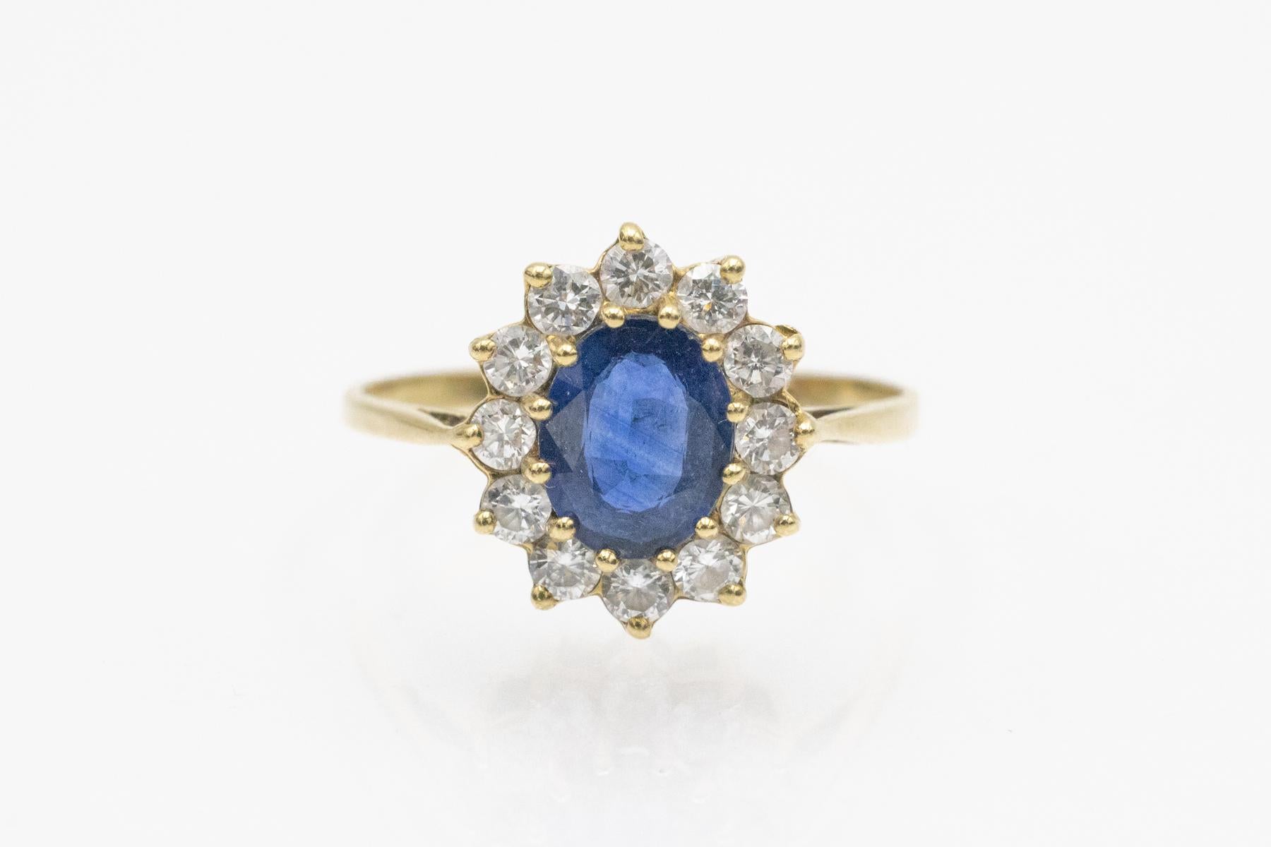 Taille ovale Bague en or avec un saphir naturel de 1,10 ct et des diamants en vente