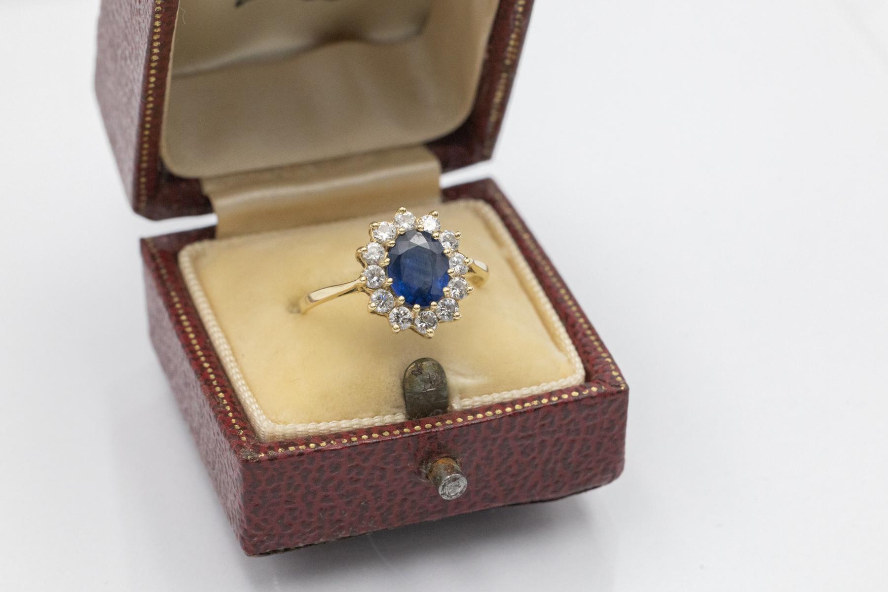 Bague en or avec un saphir naturel de 1,10 ct et des diamants Excellent état - En vente à Chorzów, PL
