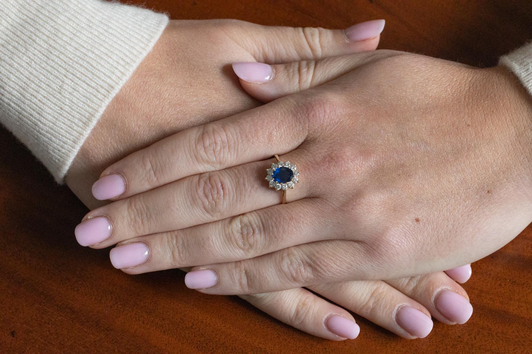 Bague en or avec un saphir naturel de 1,10 ct et des diamants Unisexe en vente