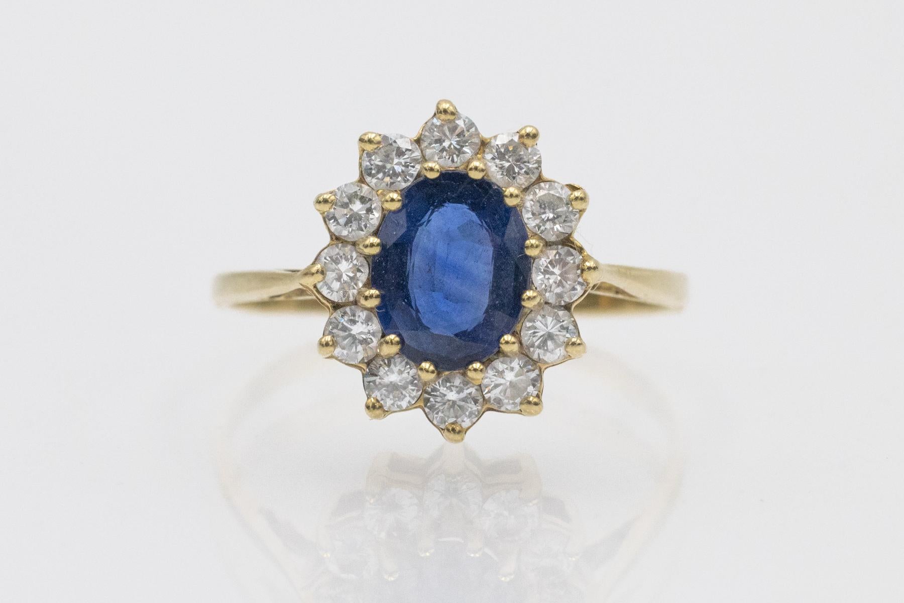 Bague en or avec un saphir naturel de 1,10 ct et des diamants en vente 1