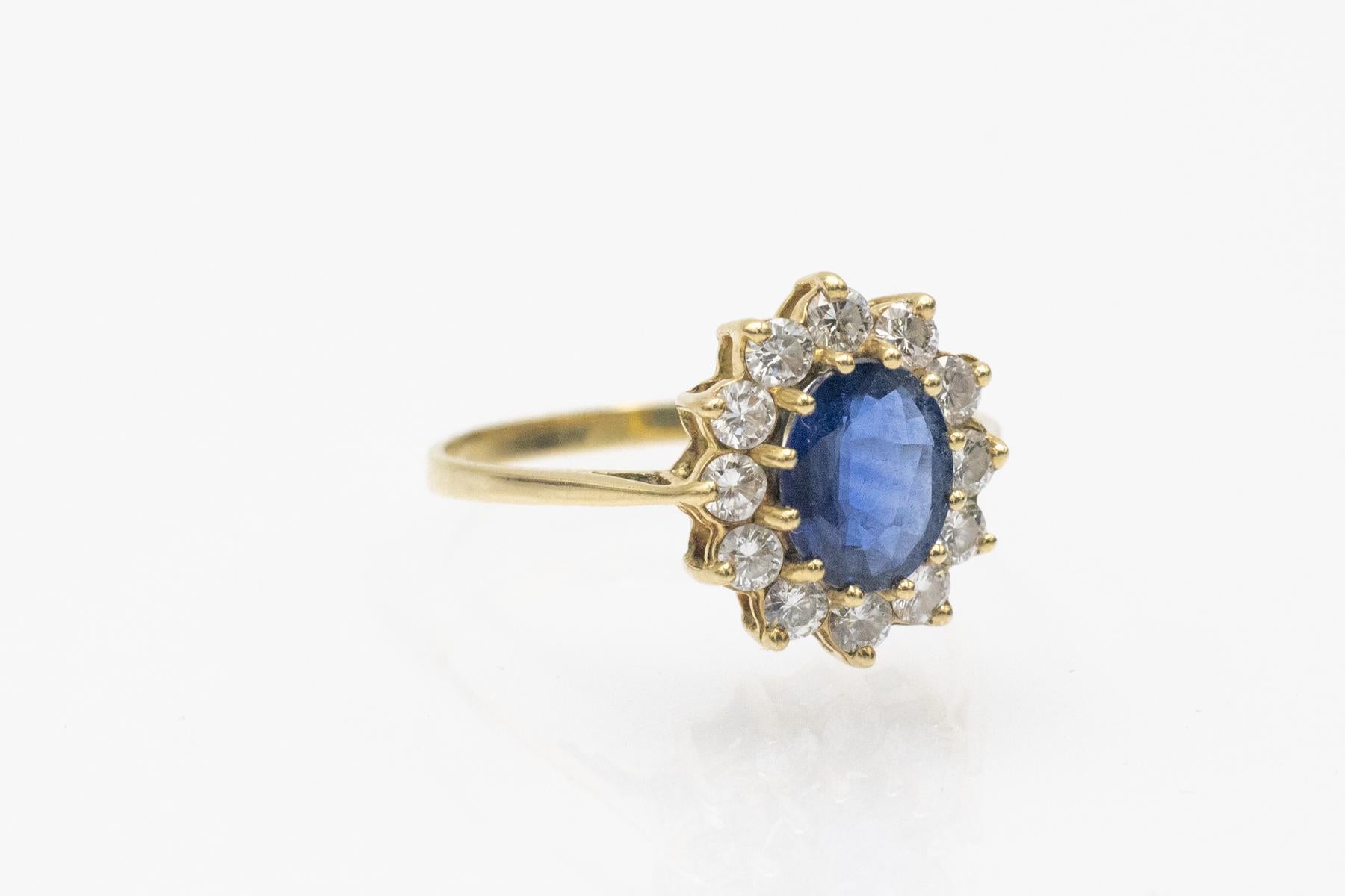 Bague en or avec un saphir naturel de 1,10 ct et des diamants en vente 2