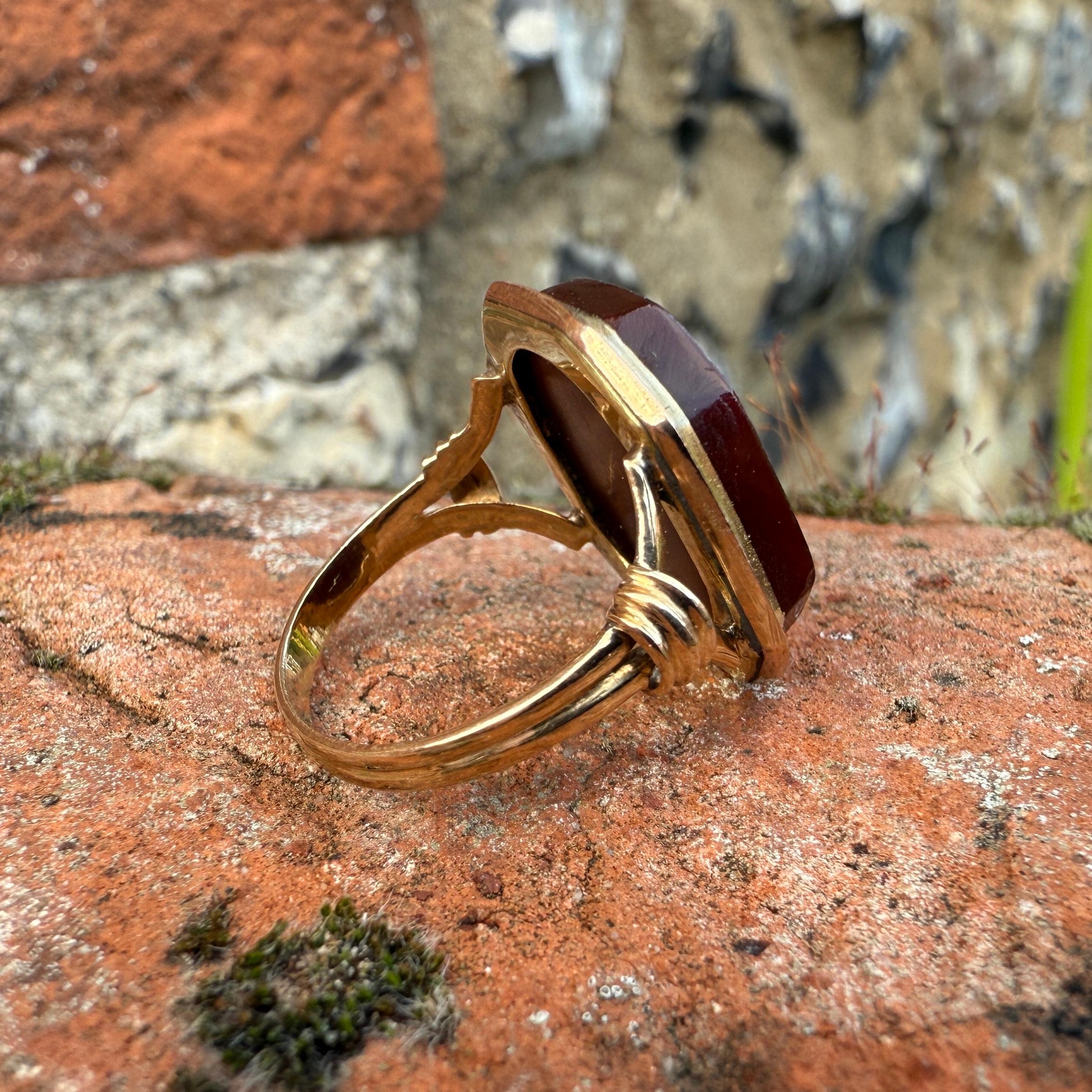 Goldring mit einer persischen Inschrift aus Karneol, datiert 1179 AH / 1765 AD. im Angebot 6