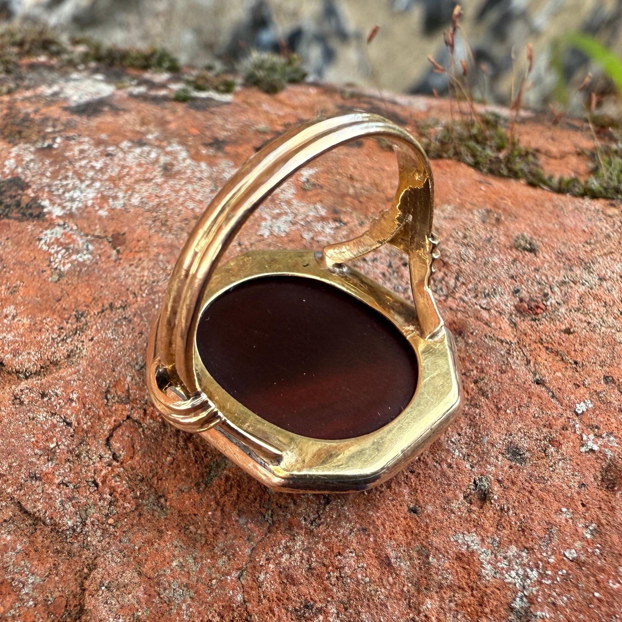 Goldring mit einer persischen Inschrift aus Karneol, datiert 1179 AH / 1765 AD. im Angebot 8