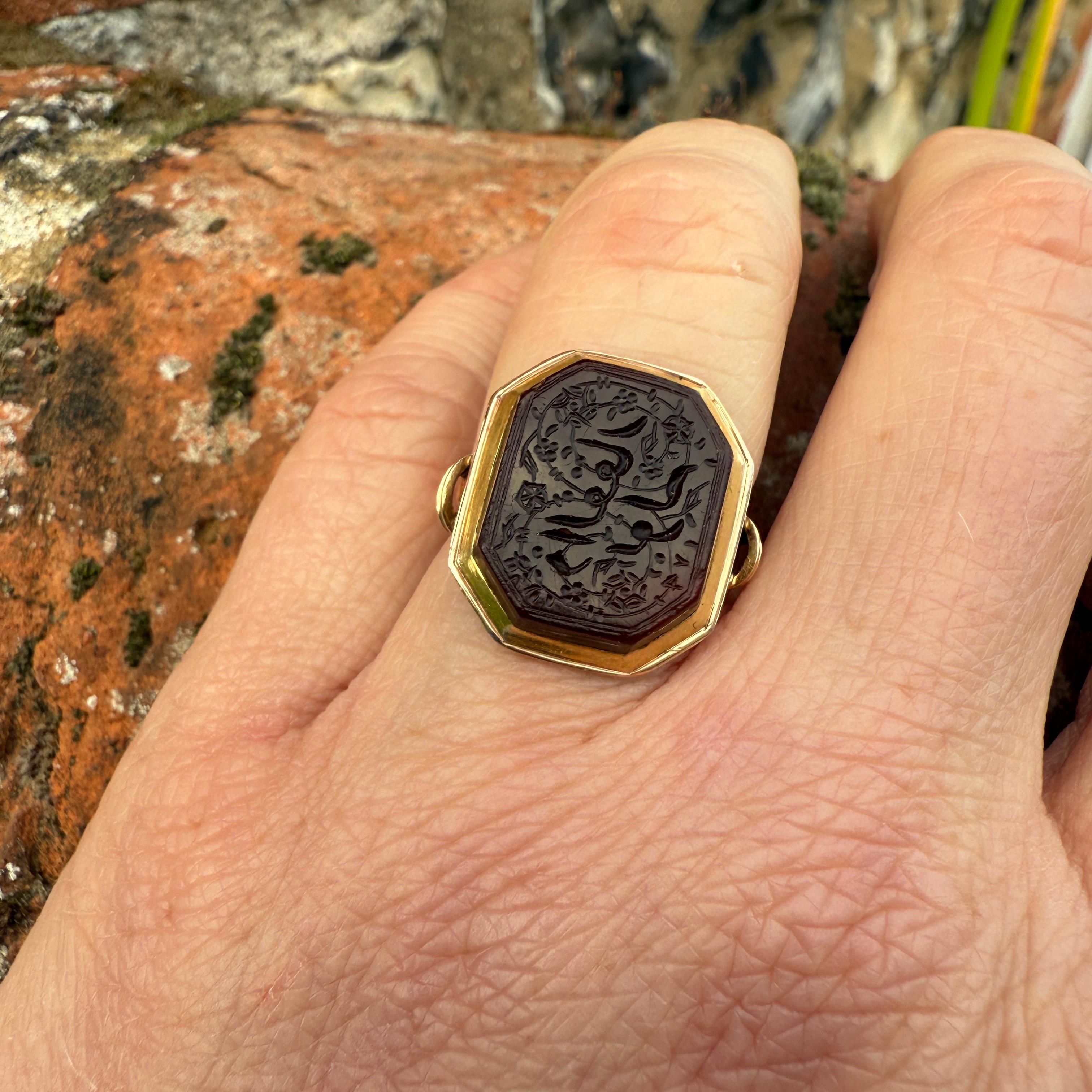 Goldring mit einer persischen Inschrift aus Karneol, datiert 1179 AH / 1765 AD. im Angebot 9