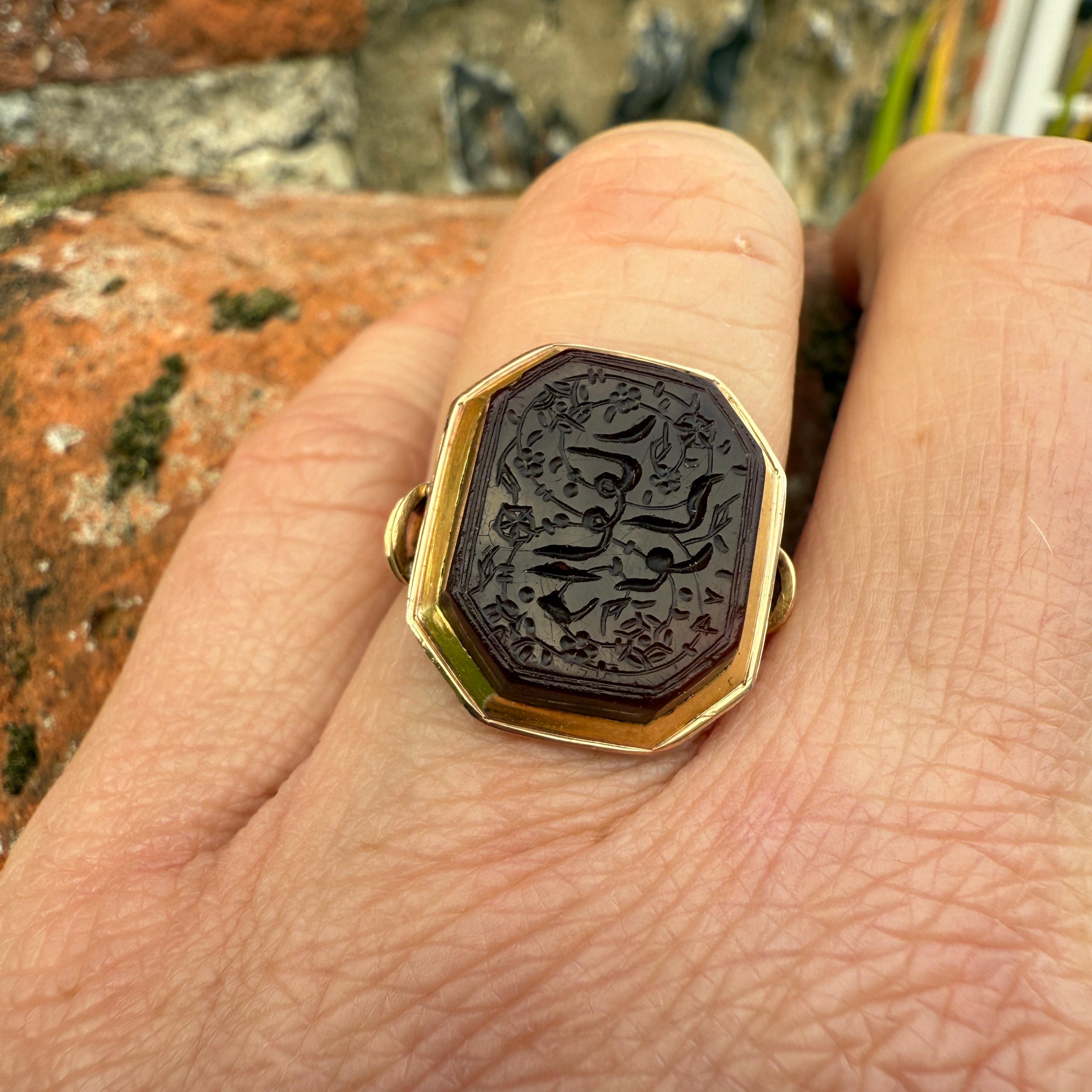 Goldring mit einer persischen Inschrift aus Karneol, datiert 1179 AH / 1765 AD. im Angebot 11